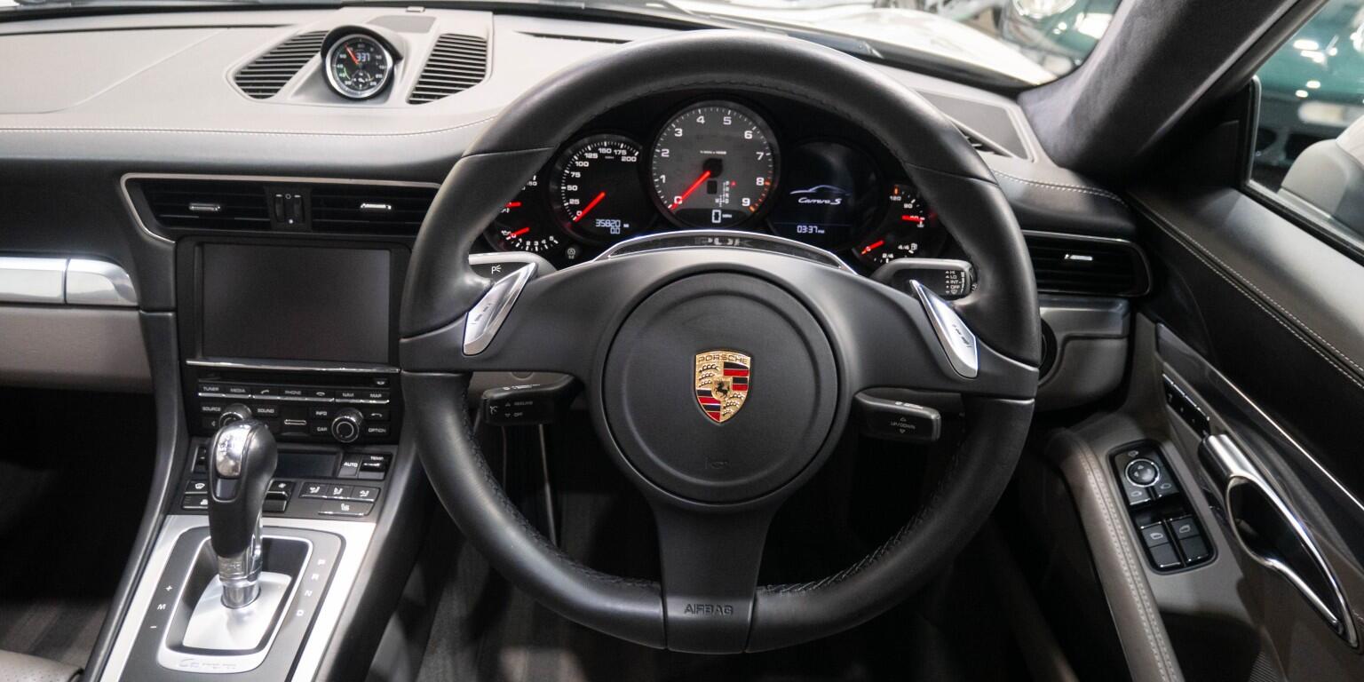Porsche 911 view 22