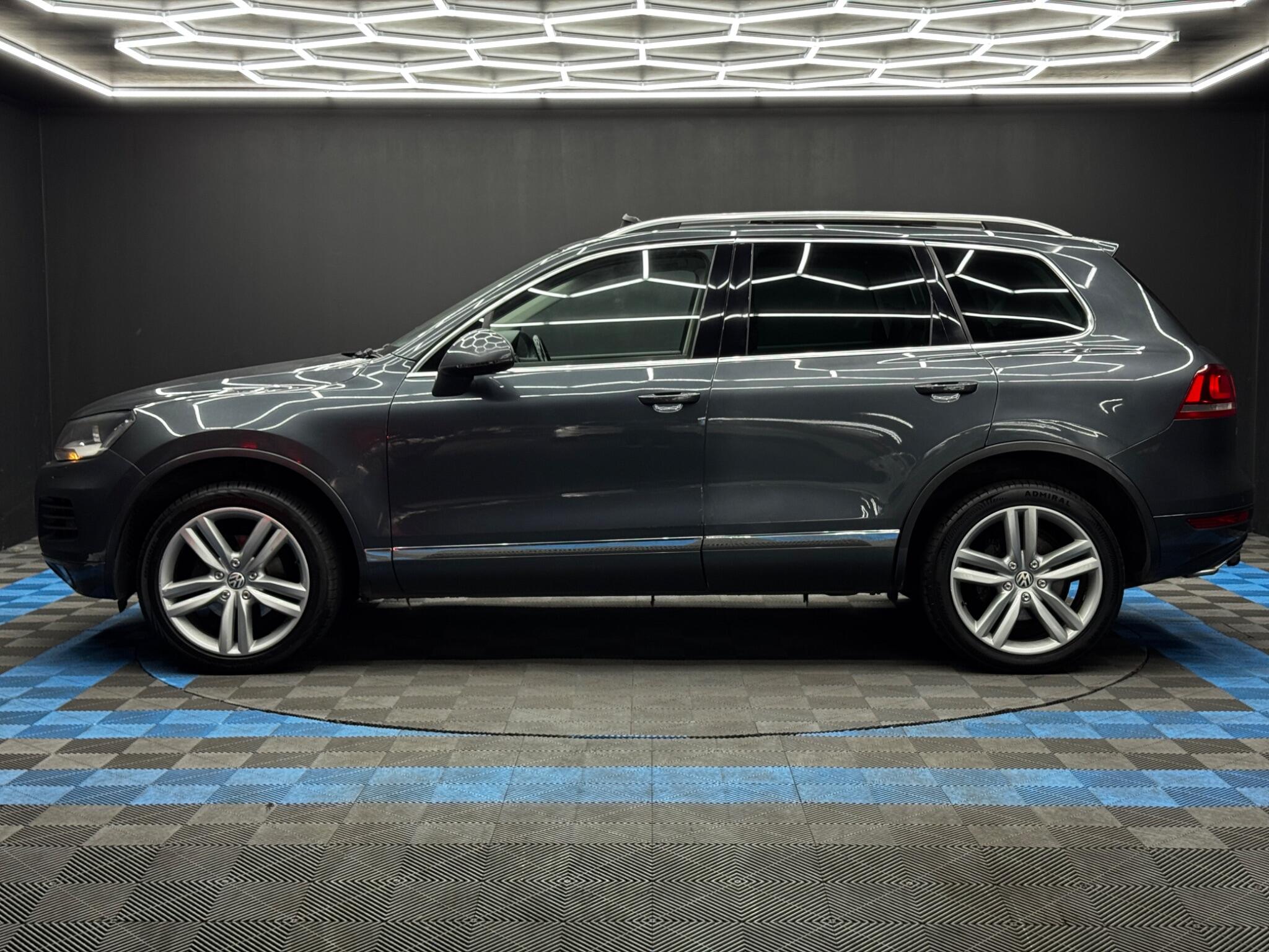 Volkswagen Touareg view 8
