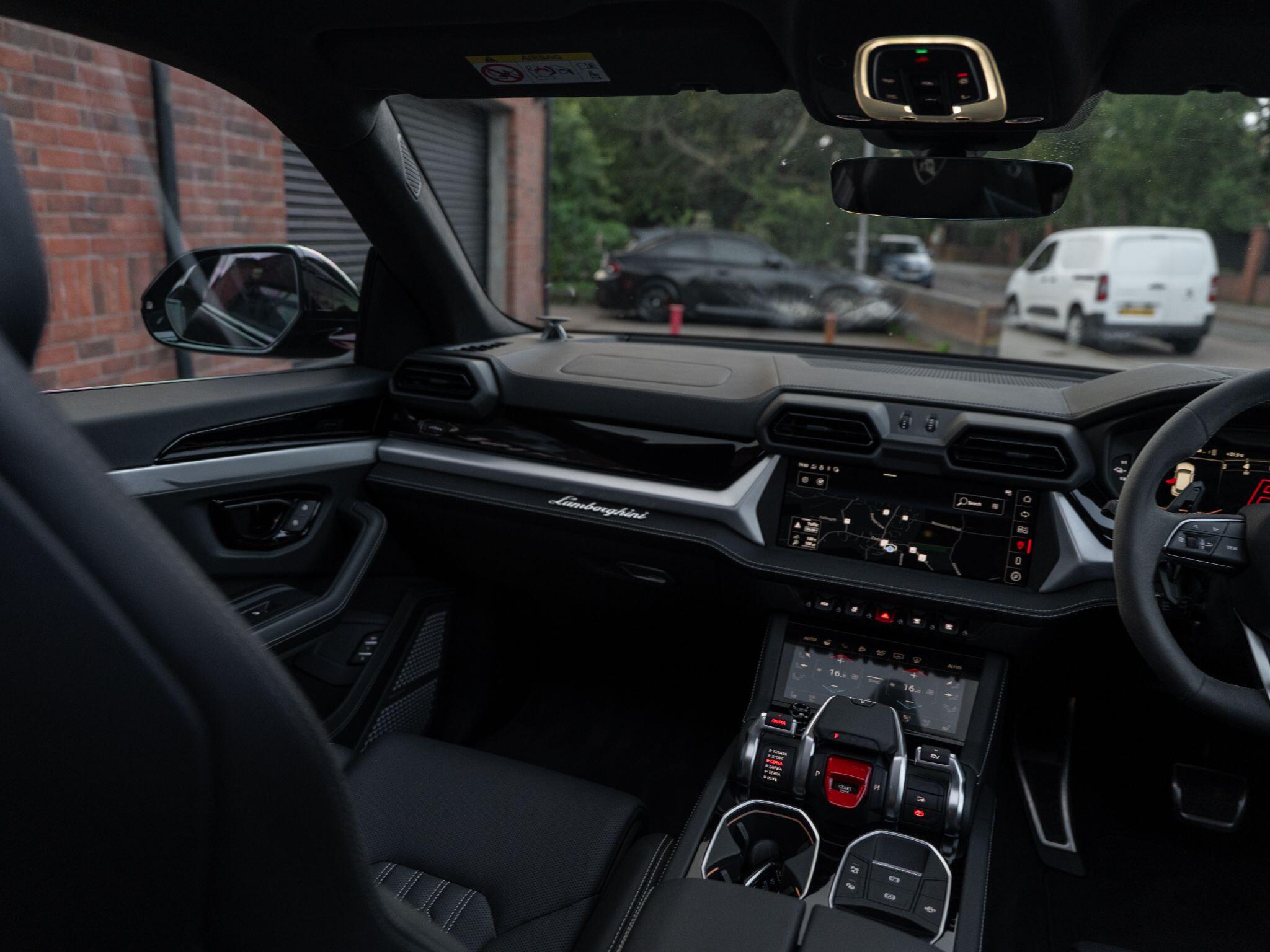 Lamborghini Urus view 38