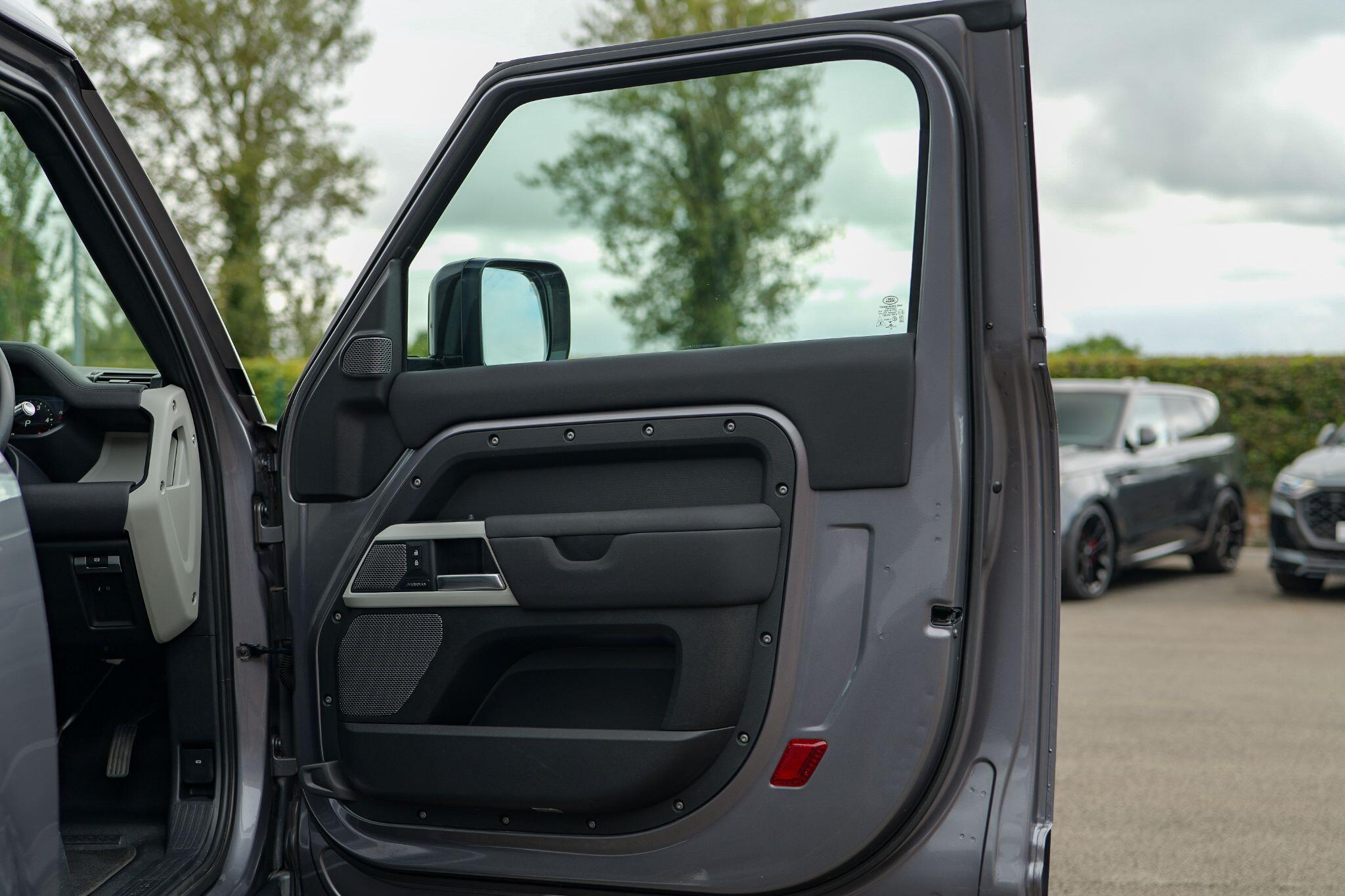 Land Rover Defender 90 view 29