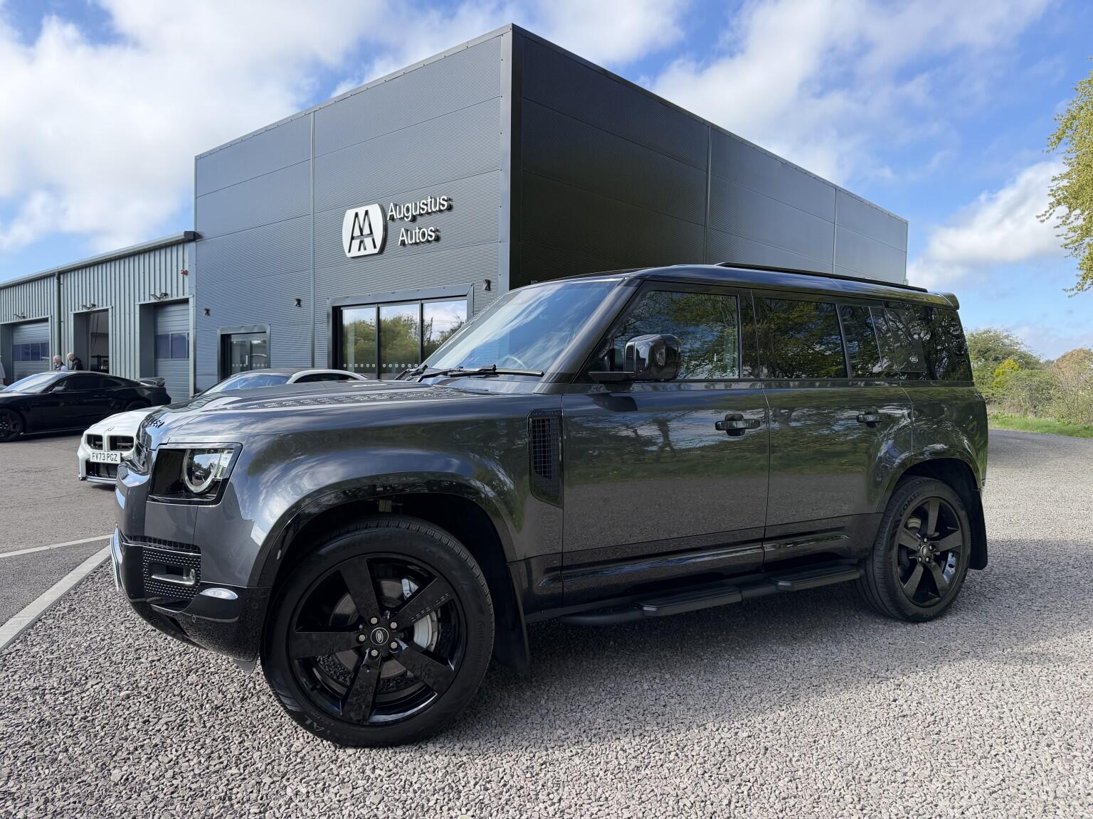 Land Rover Defender 110 view 28
