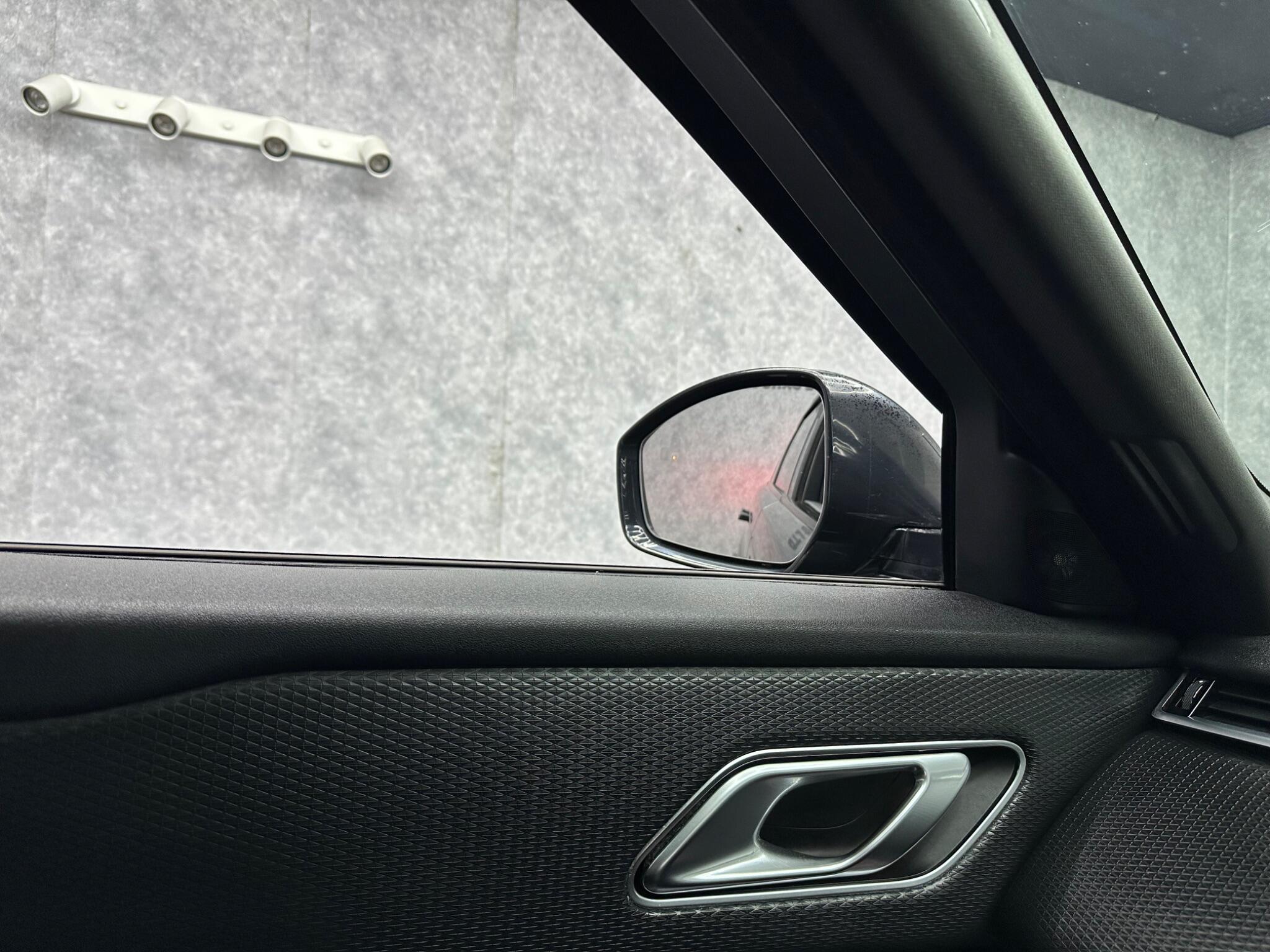 Land Rover Range Rover Velar view 17
