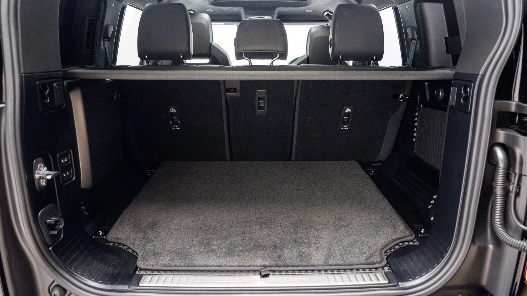 Land Rover Defender 110 view 59