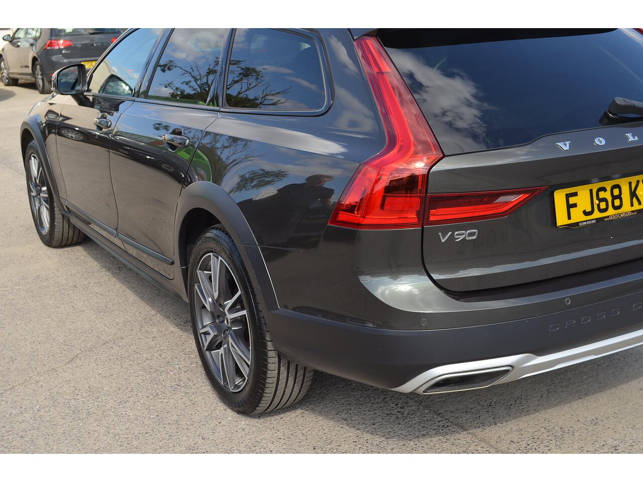 Volvo V90 Cross Country view 45