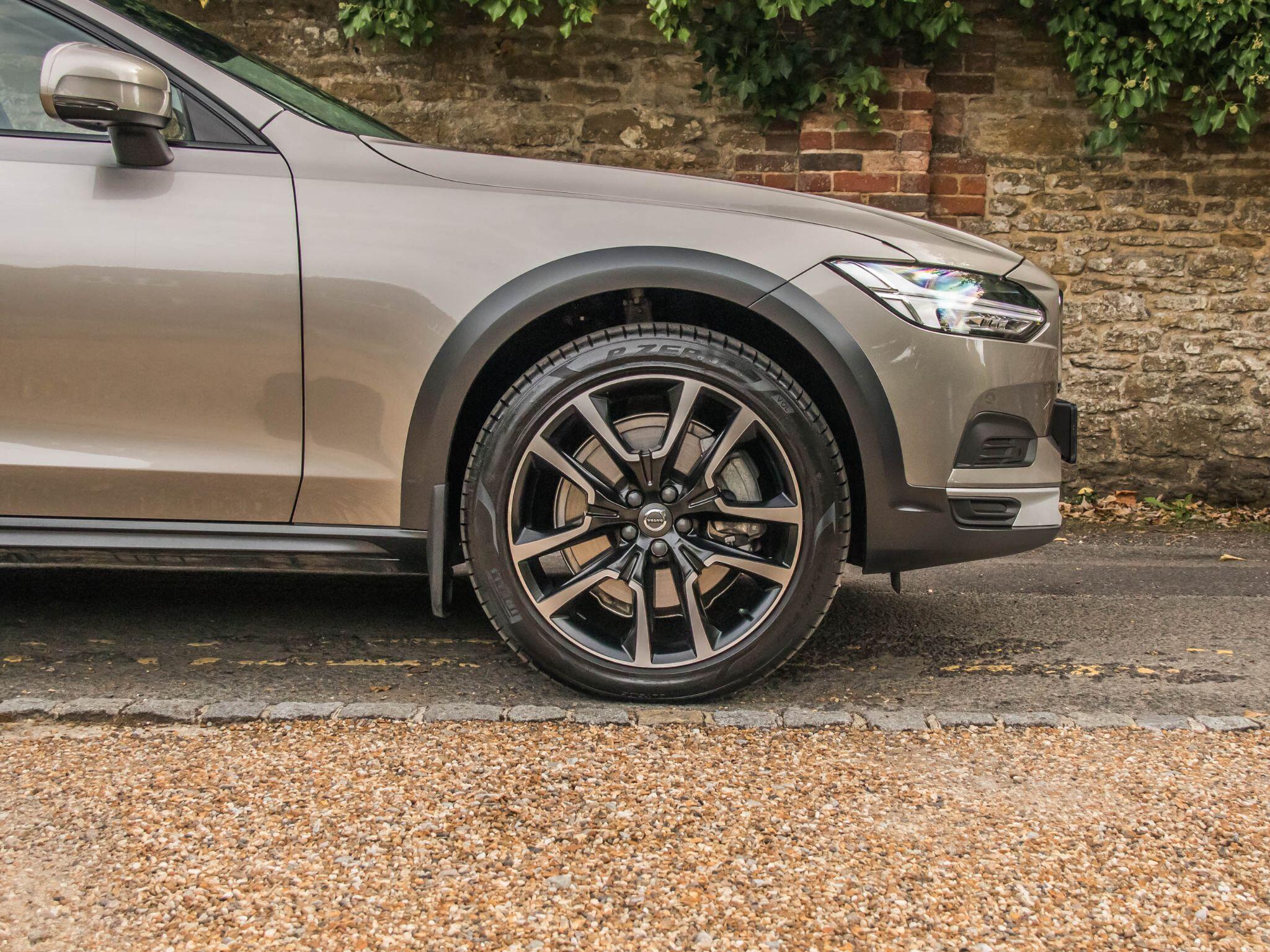 Volvo V90 Cross Country view 15