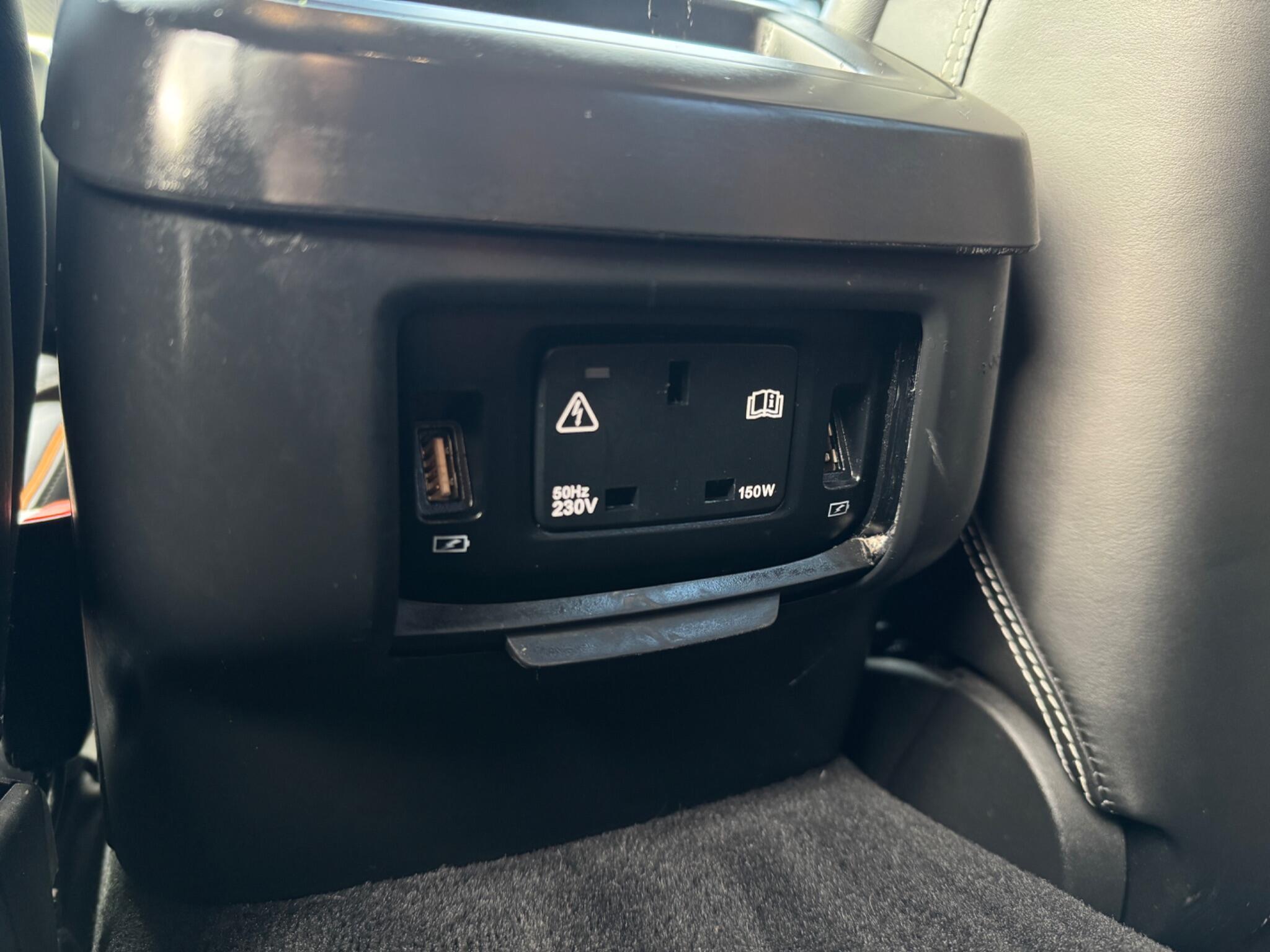 Volvo V90 Cross Country view 33