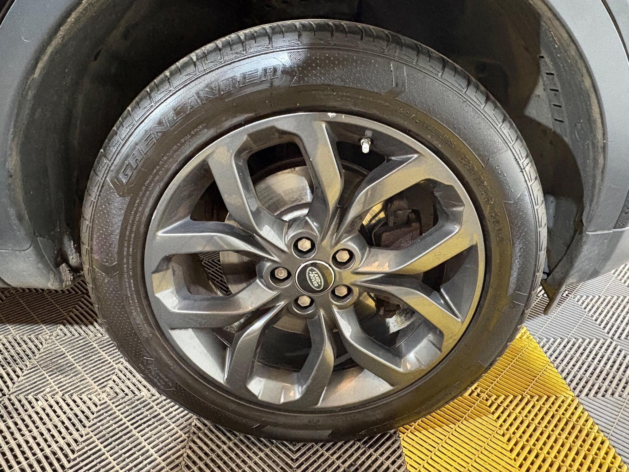 Land Rover Discovery Sport view 39
