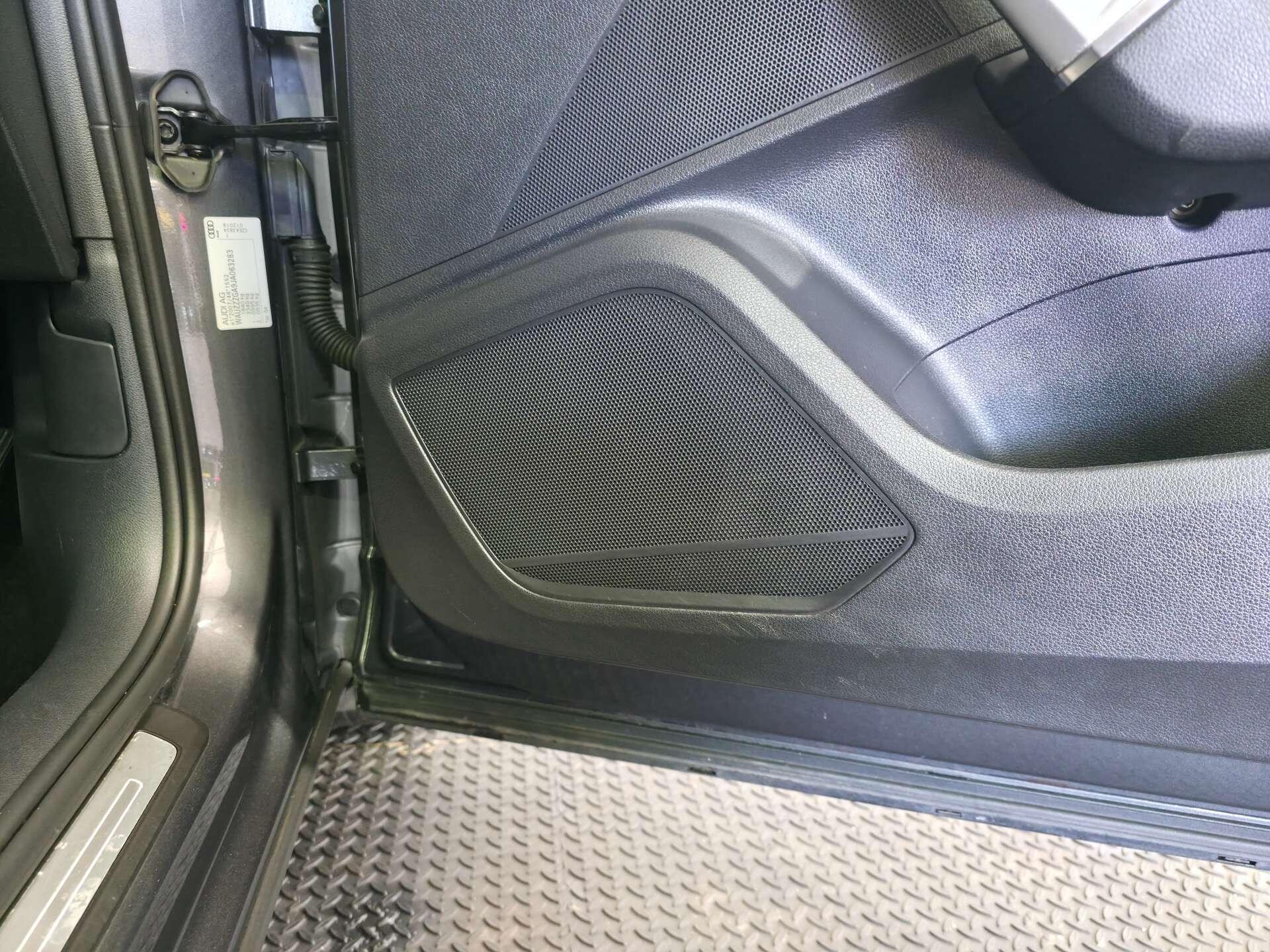 Audi Q2 view 24