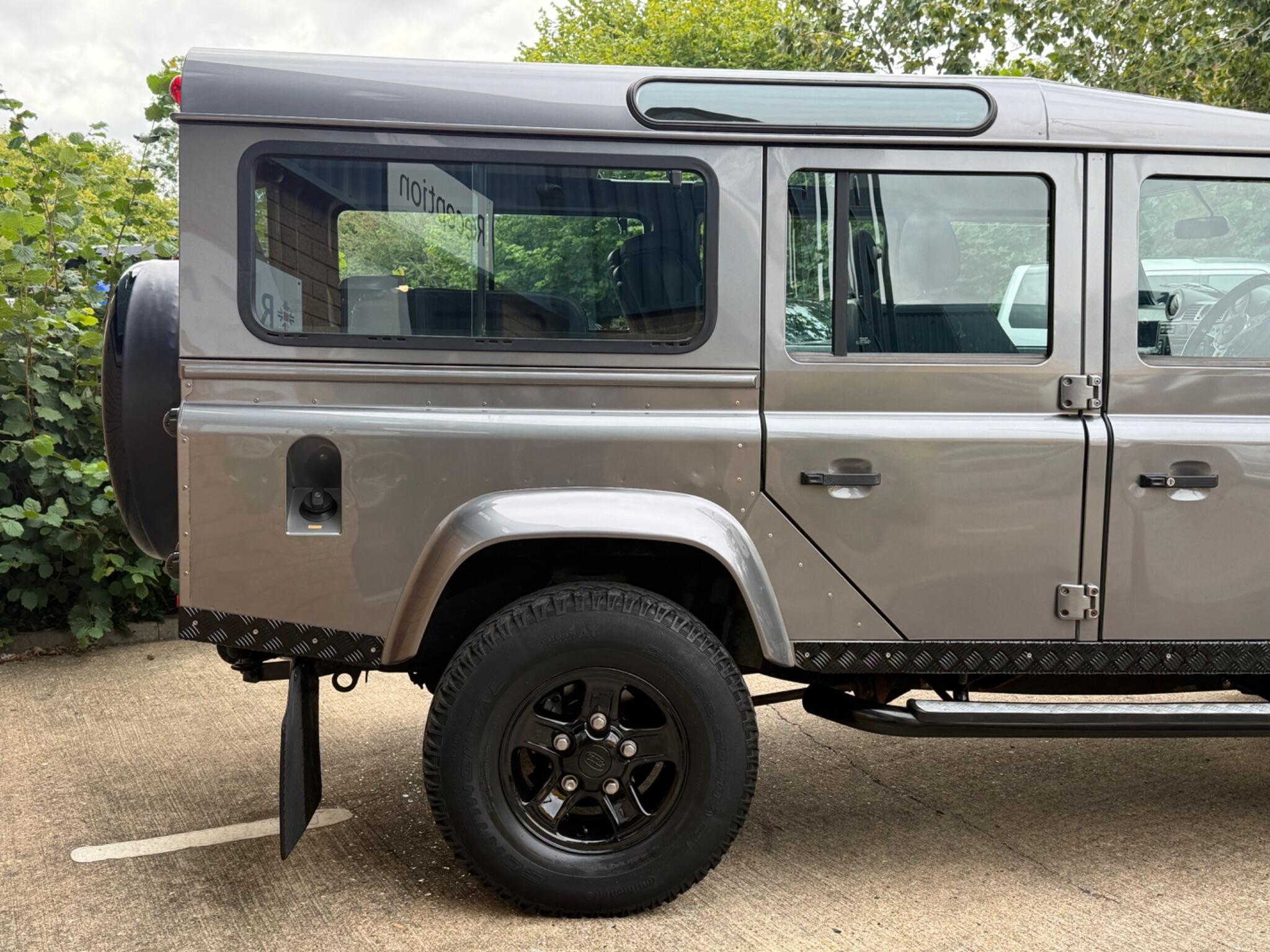 Land Rover Defender view 15