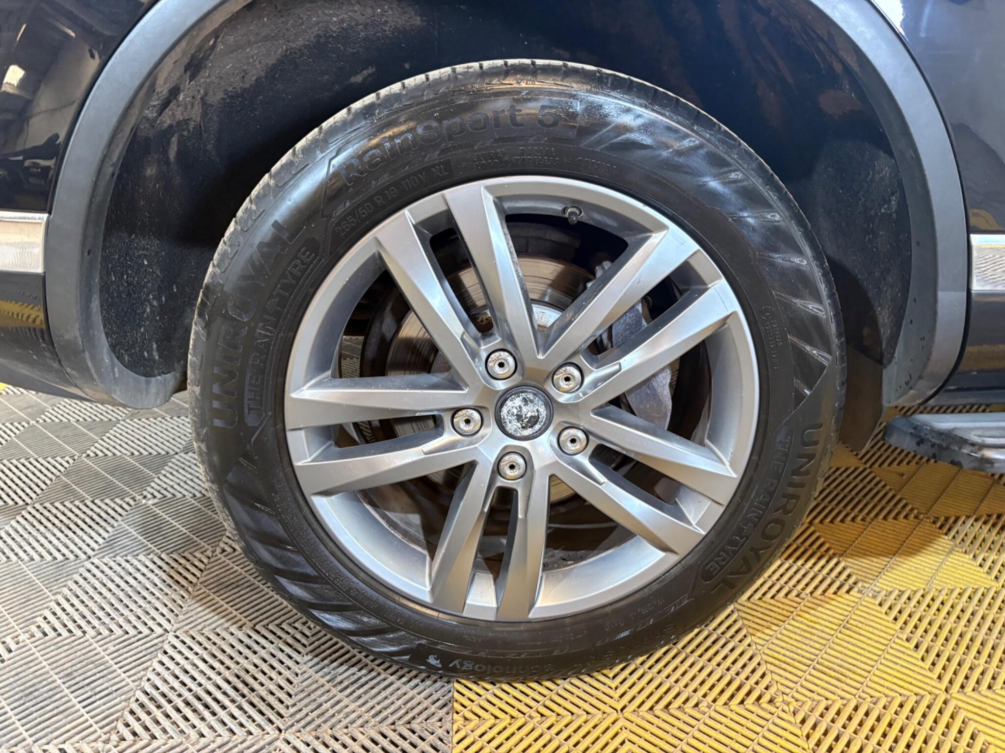 Volkswagen Touareg view 63