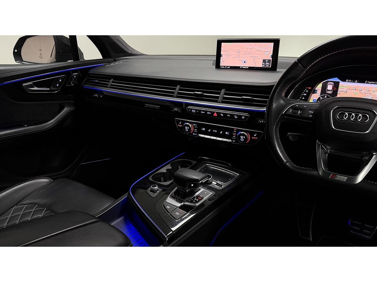Audi Q7 view 22