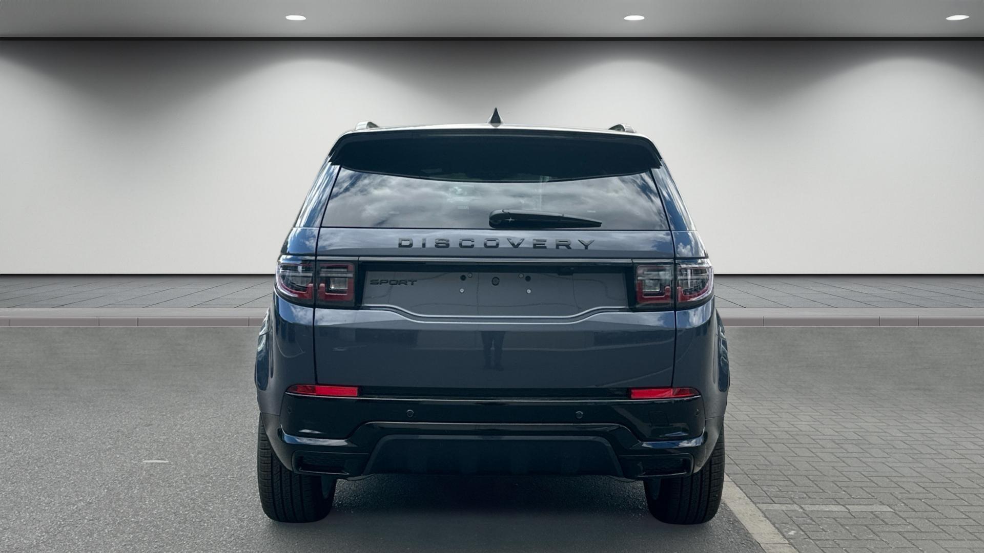 Land Rover Discovery Sport view 4