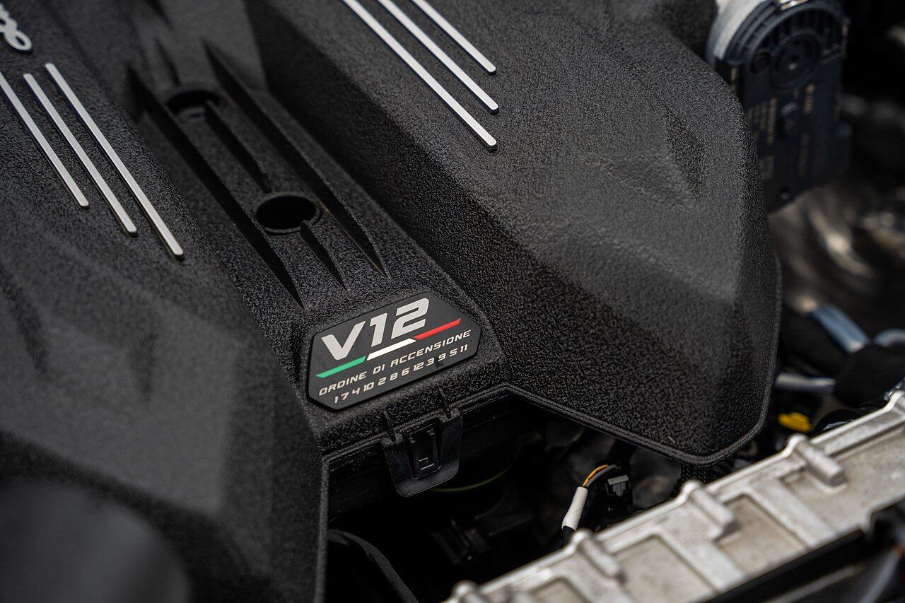 Lamborghini Revuelto view 95