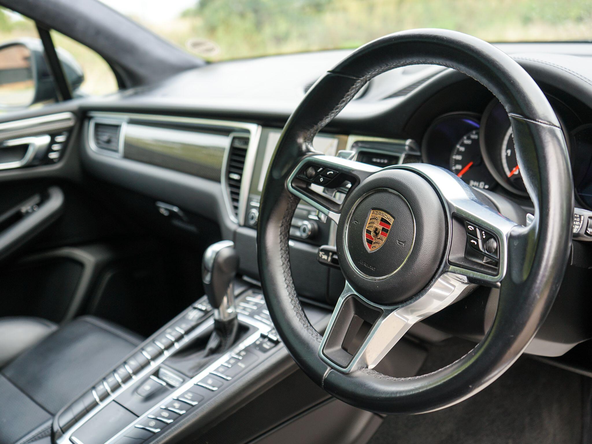 Porsche Macan view 22