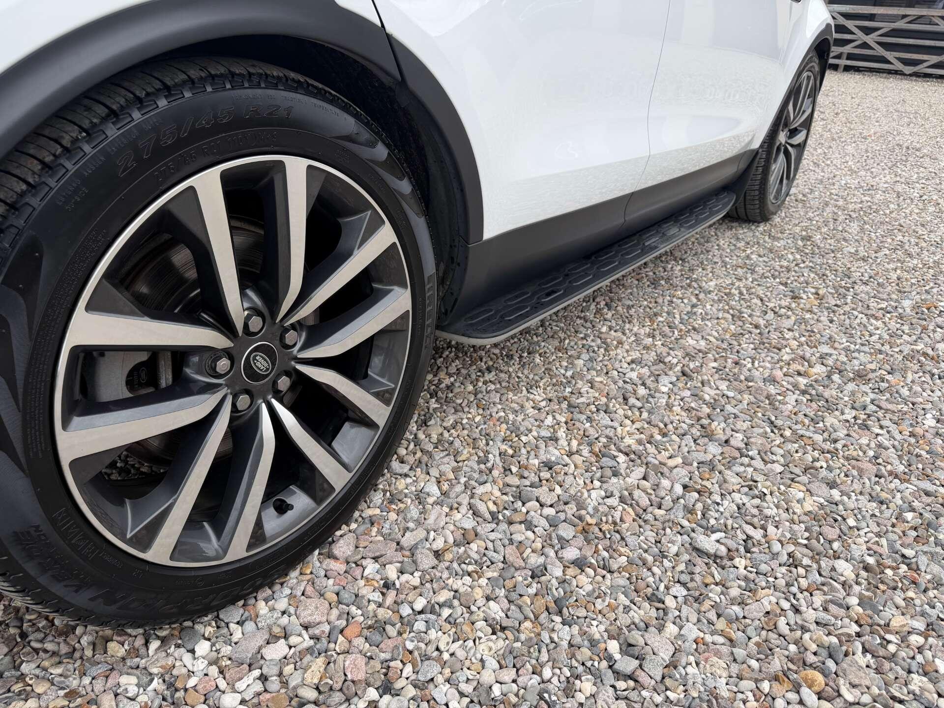 Land Rover Discovery view 12
