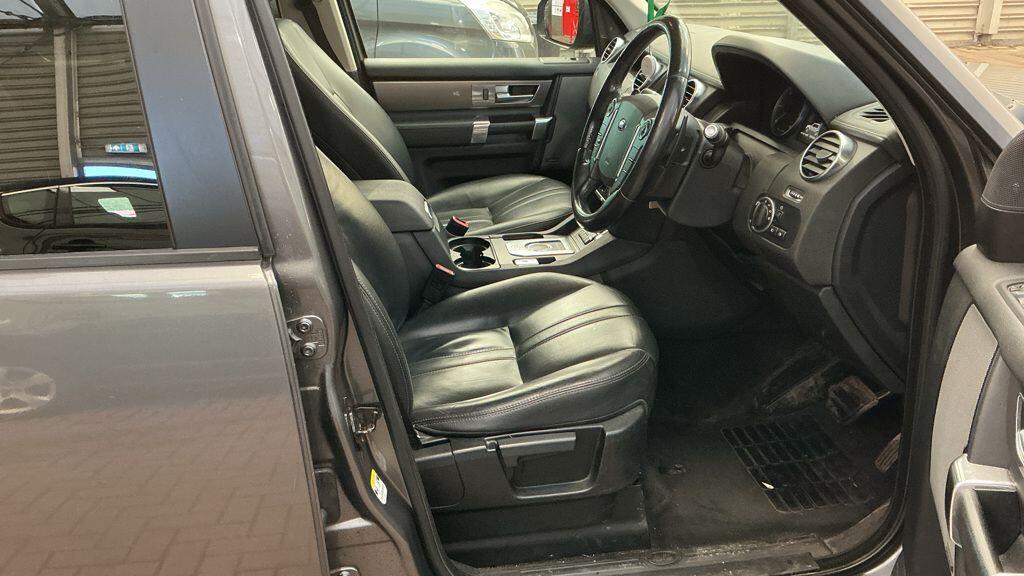 Land Rover Discovery 4 view 2