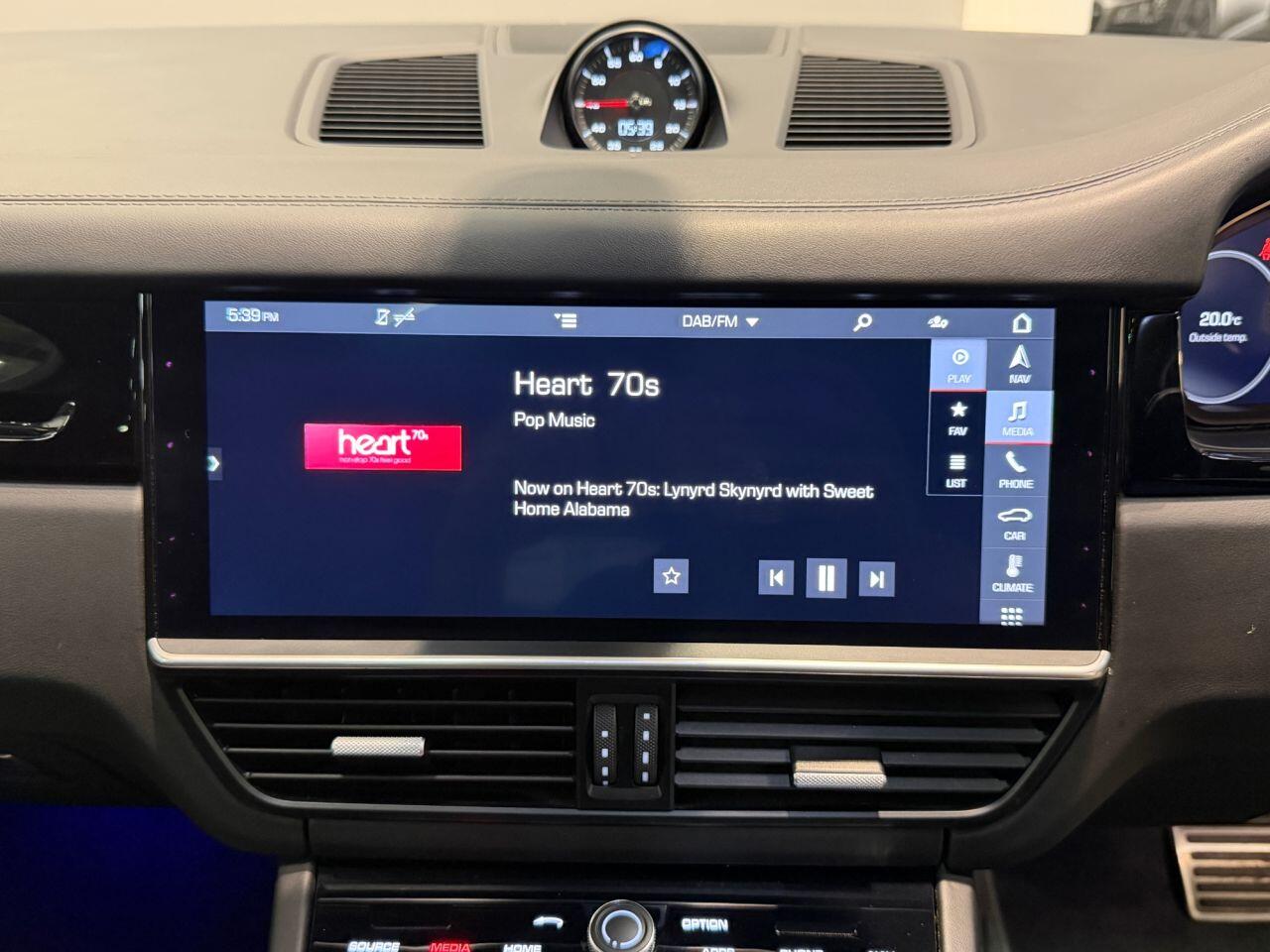 Porsche Cayenne view 19