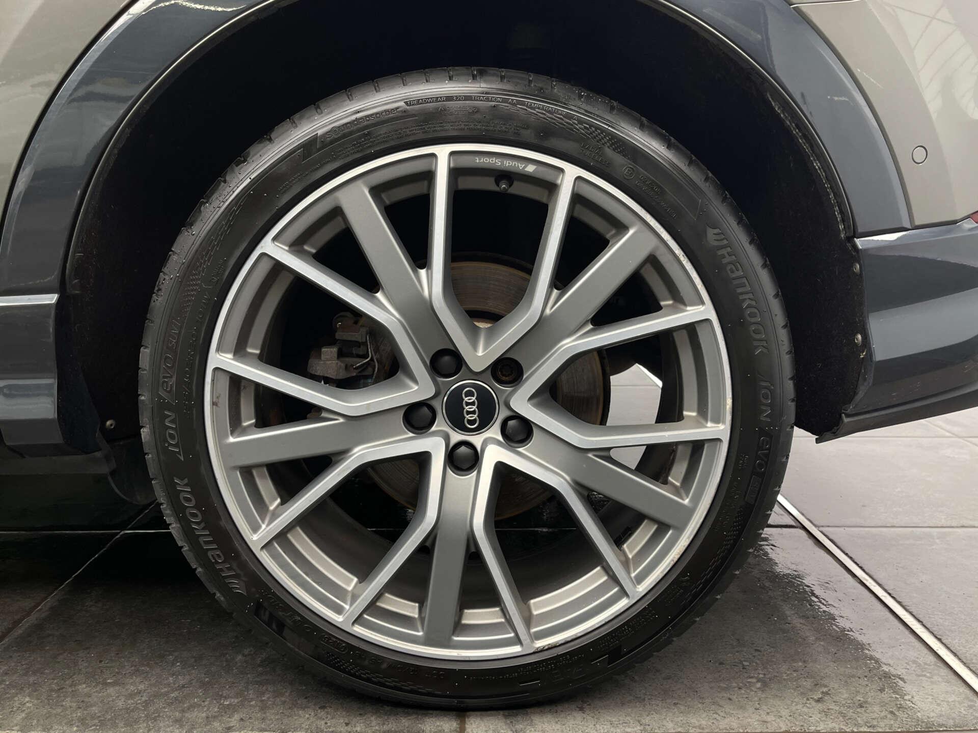 Audi Q3 view 32