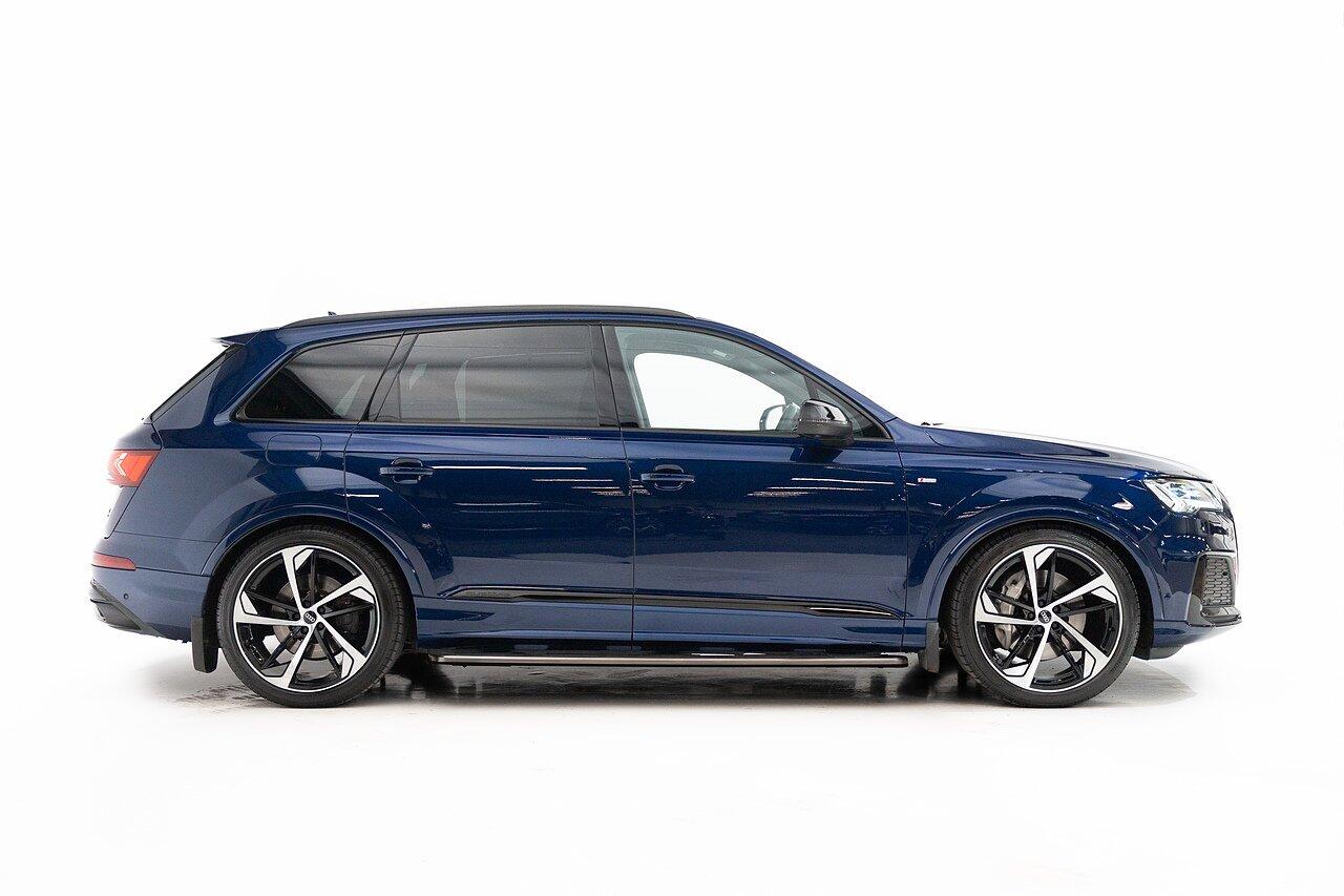 Audi Q7 view 6