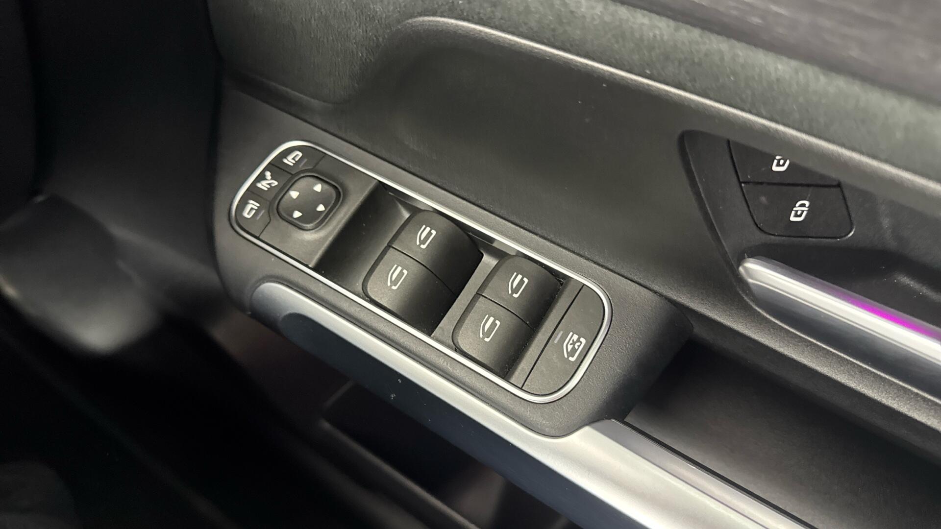 Mercedes-Benz Eqb 300 view 45