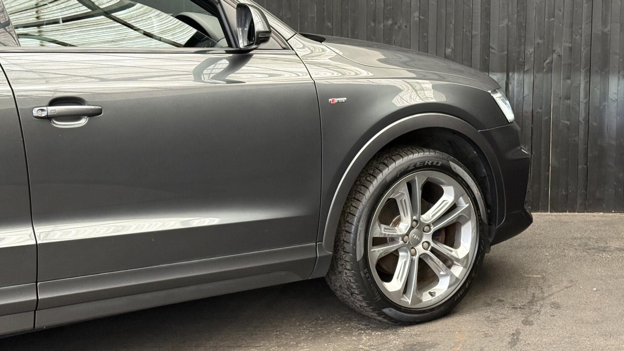 Audi Q3 view 16