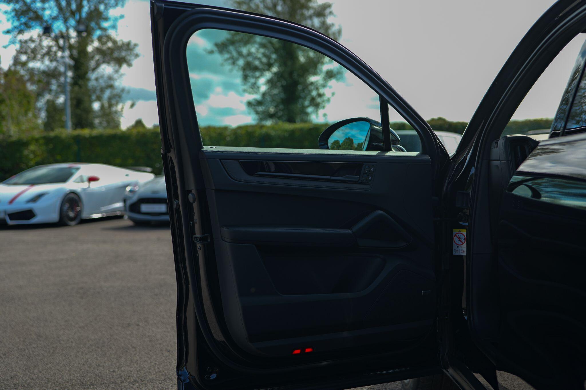 Porsche Cayenne view 35