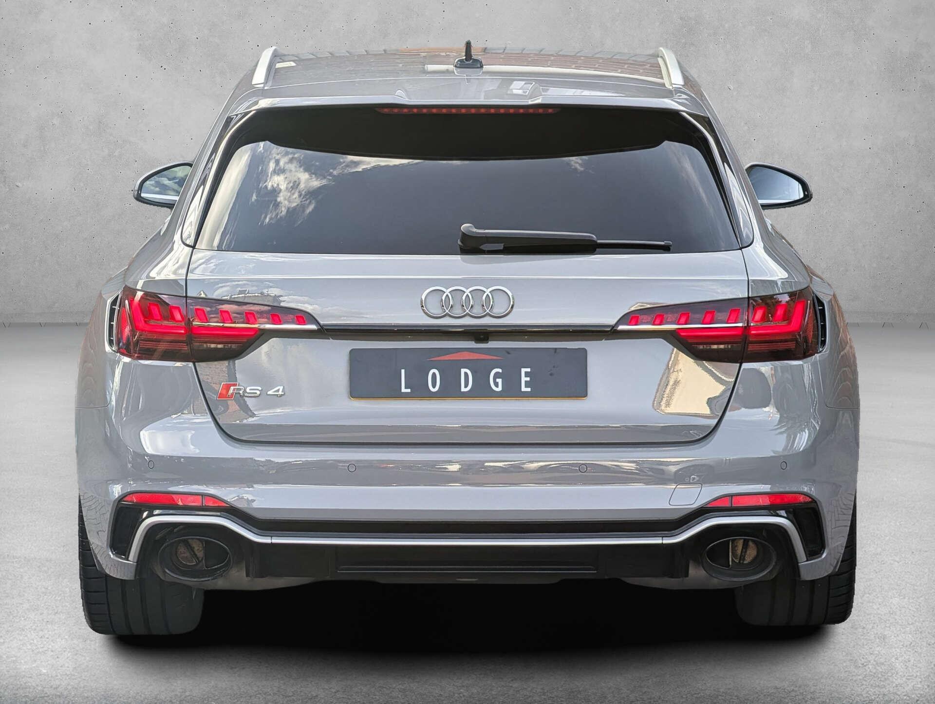 Audi RS4 view 6