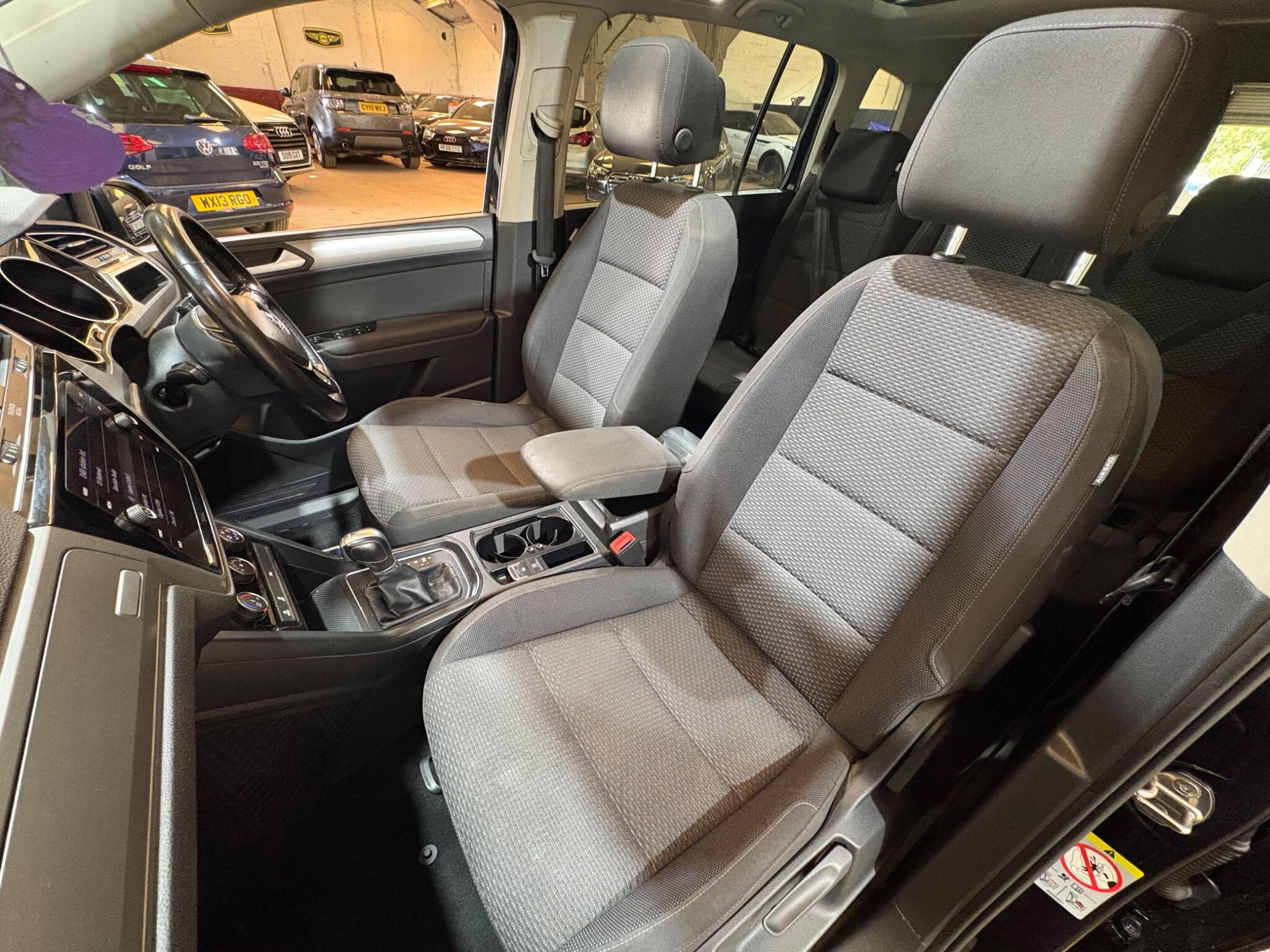 Volkswagen Touran view 8