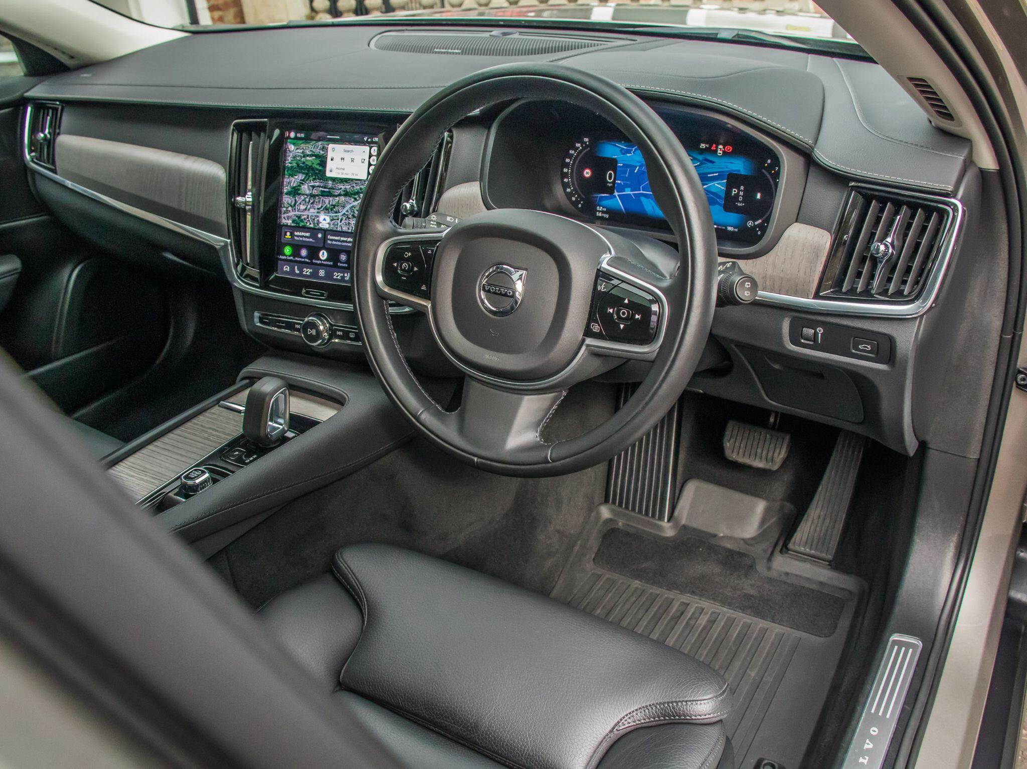 Volvo V90 Cross Country view 22