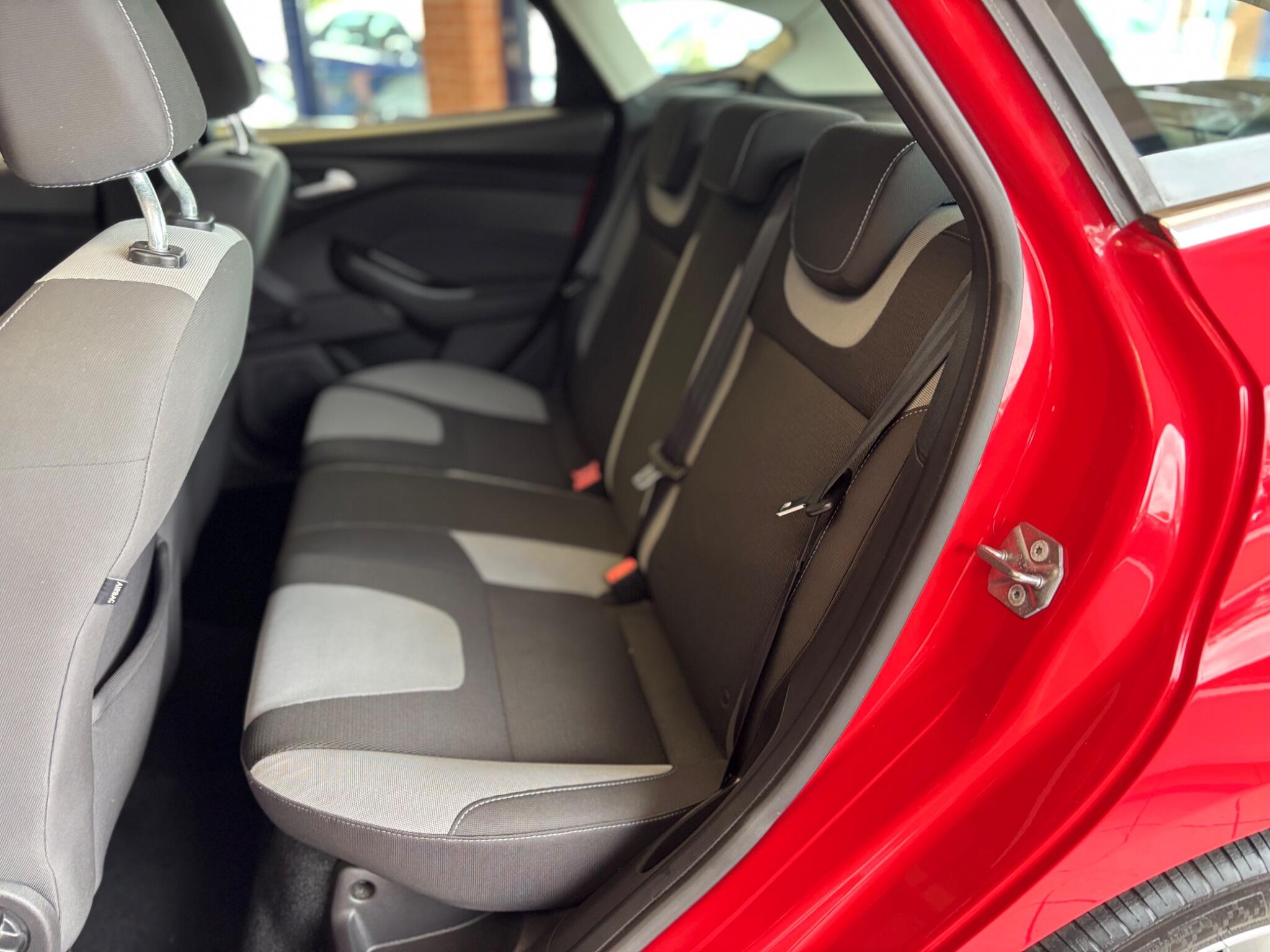 Ford Focus view 14