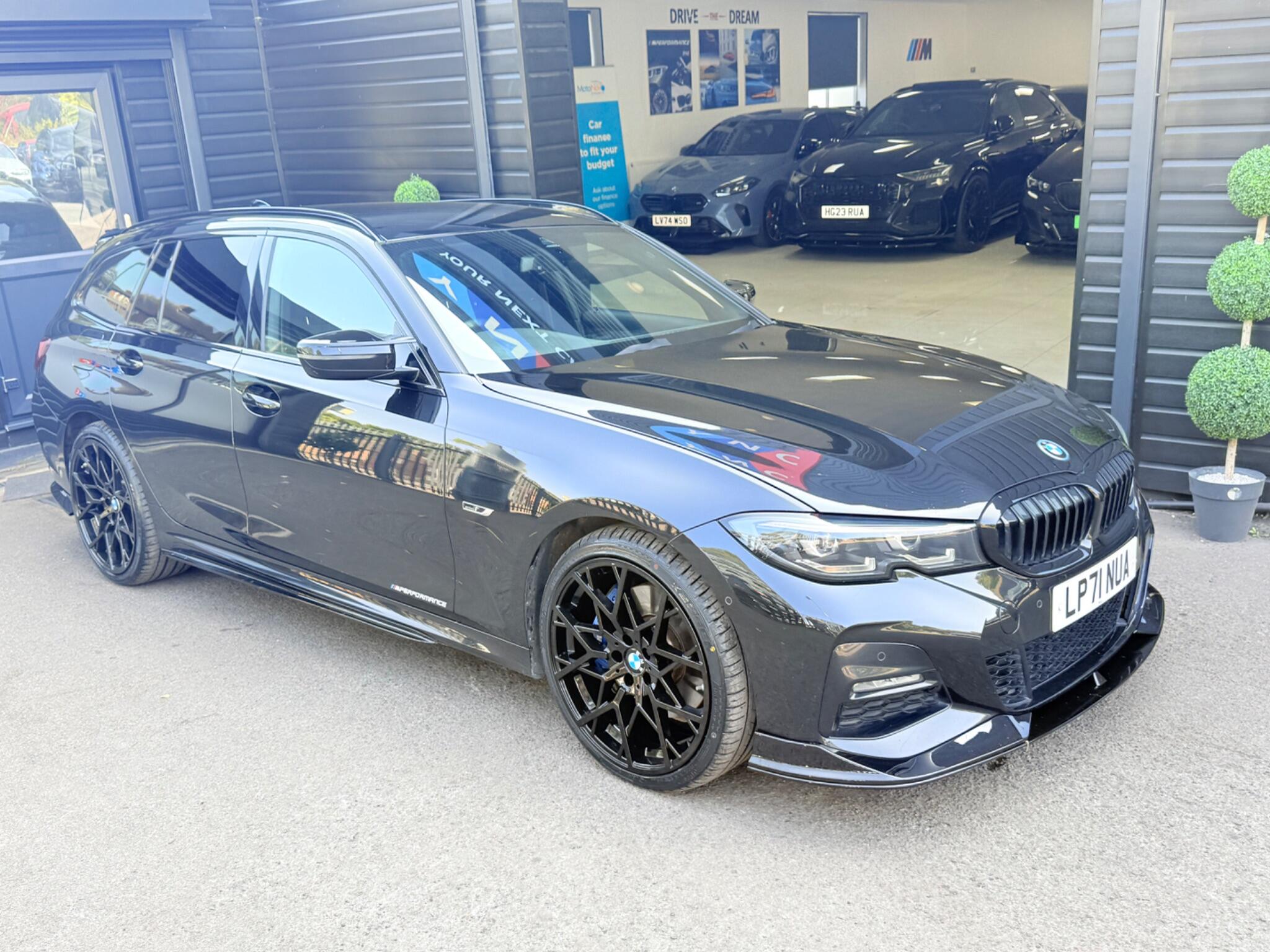 BMW 3 Series view 5
