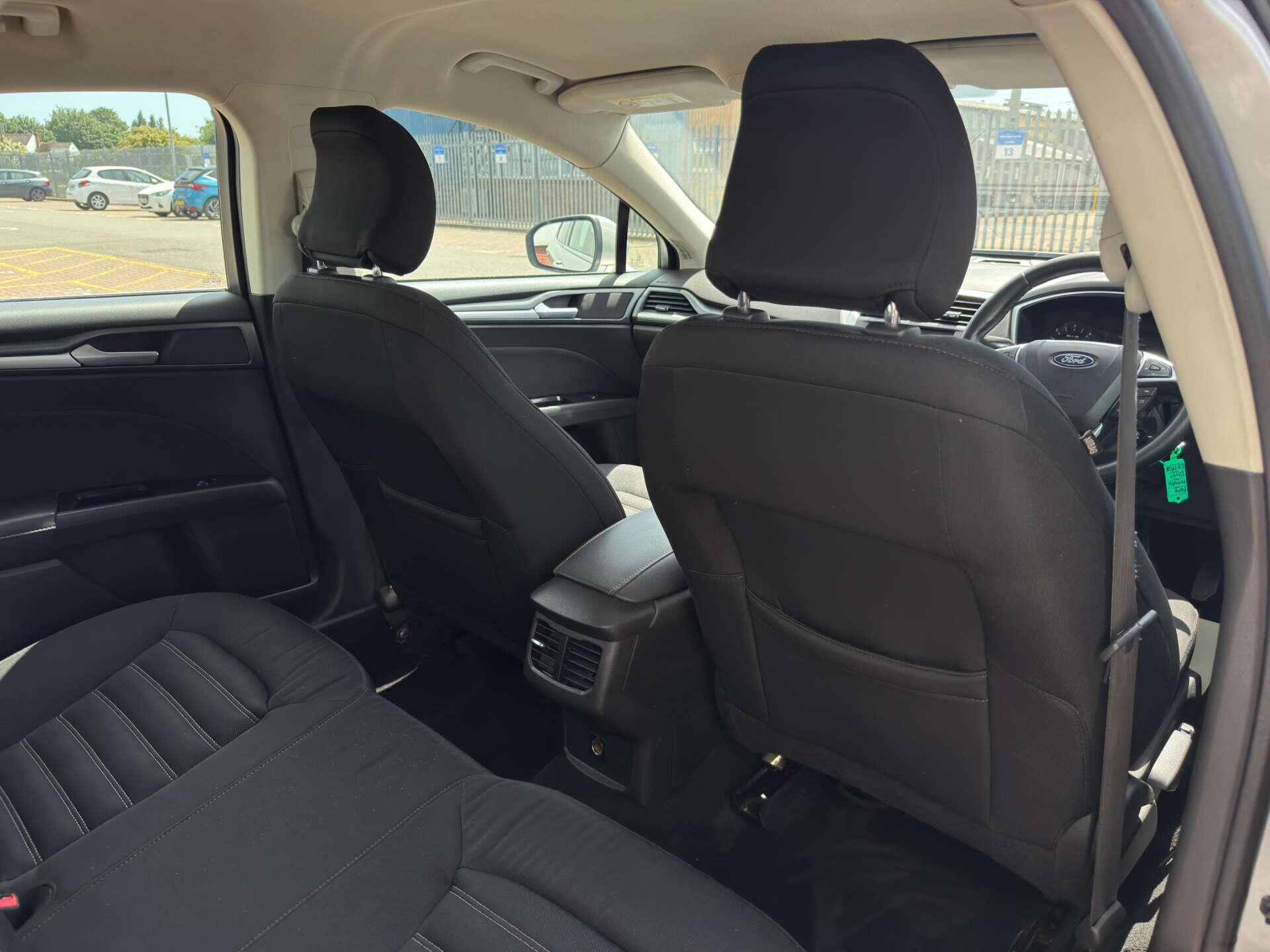 Ford Mondeo view 23