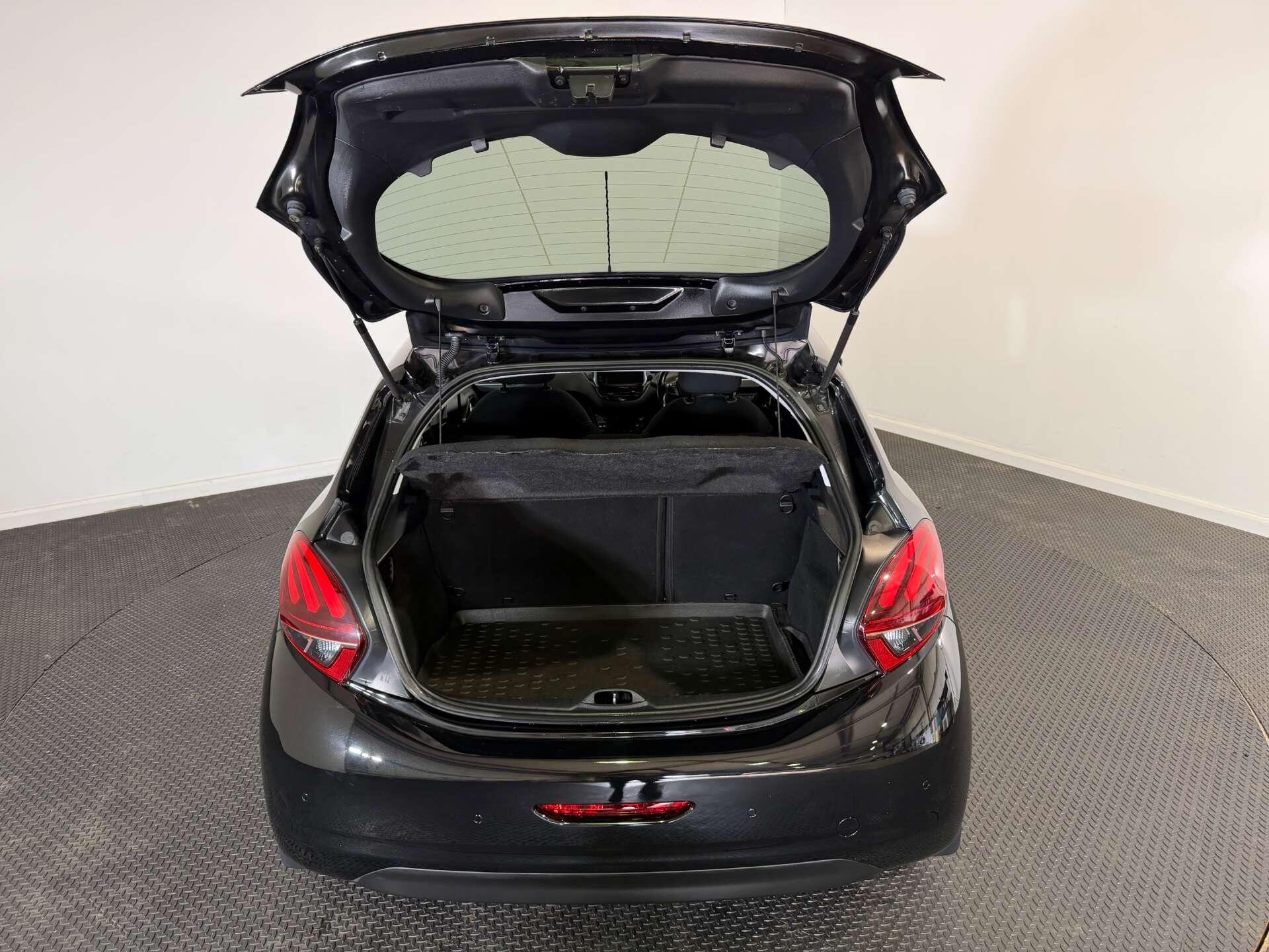 Peugeot 208 view 10