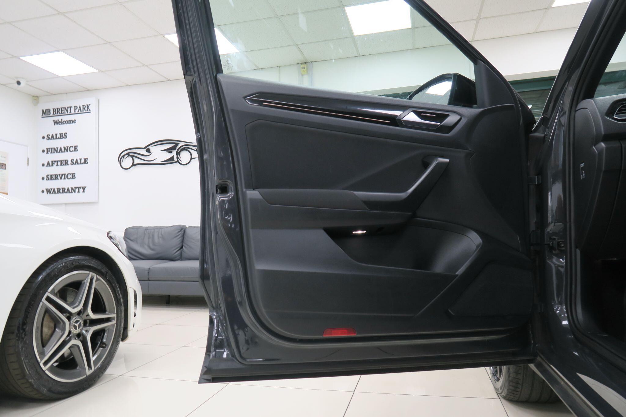 Volkswagen T-Roc view 14