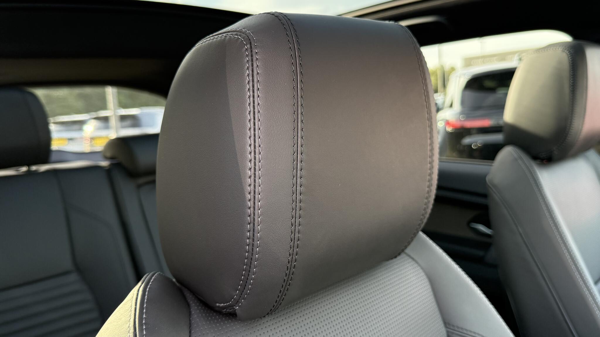 Land Rover Discovery Sport view 31