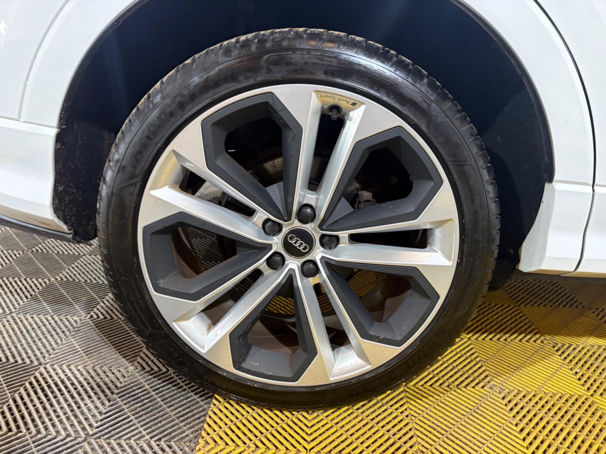 Audi Q3 view 47