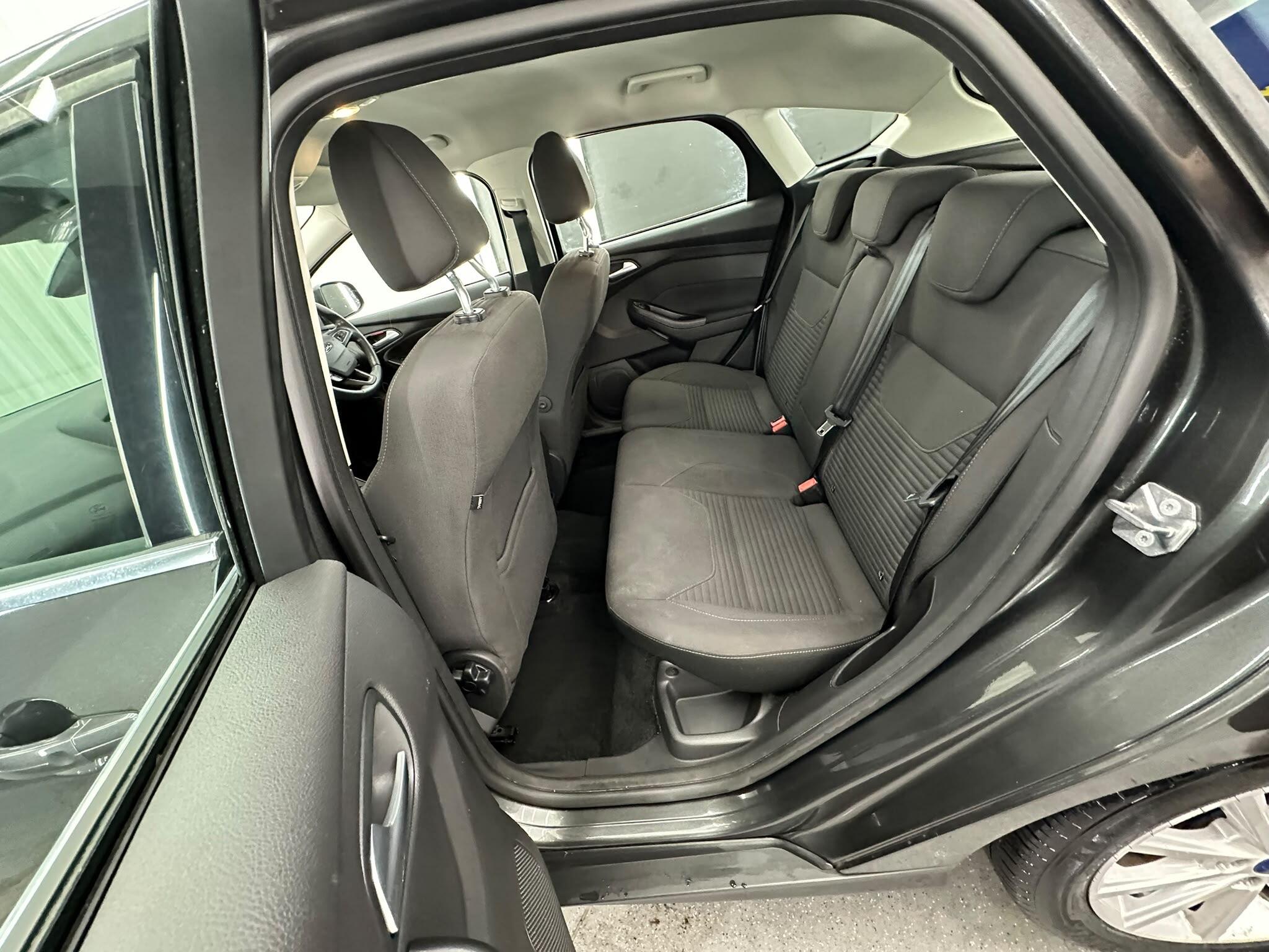 Ford Focus view 28