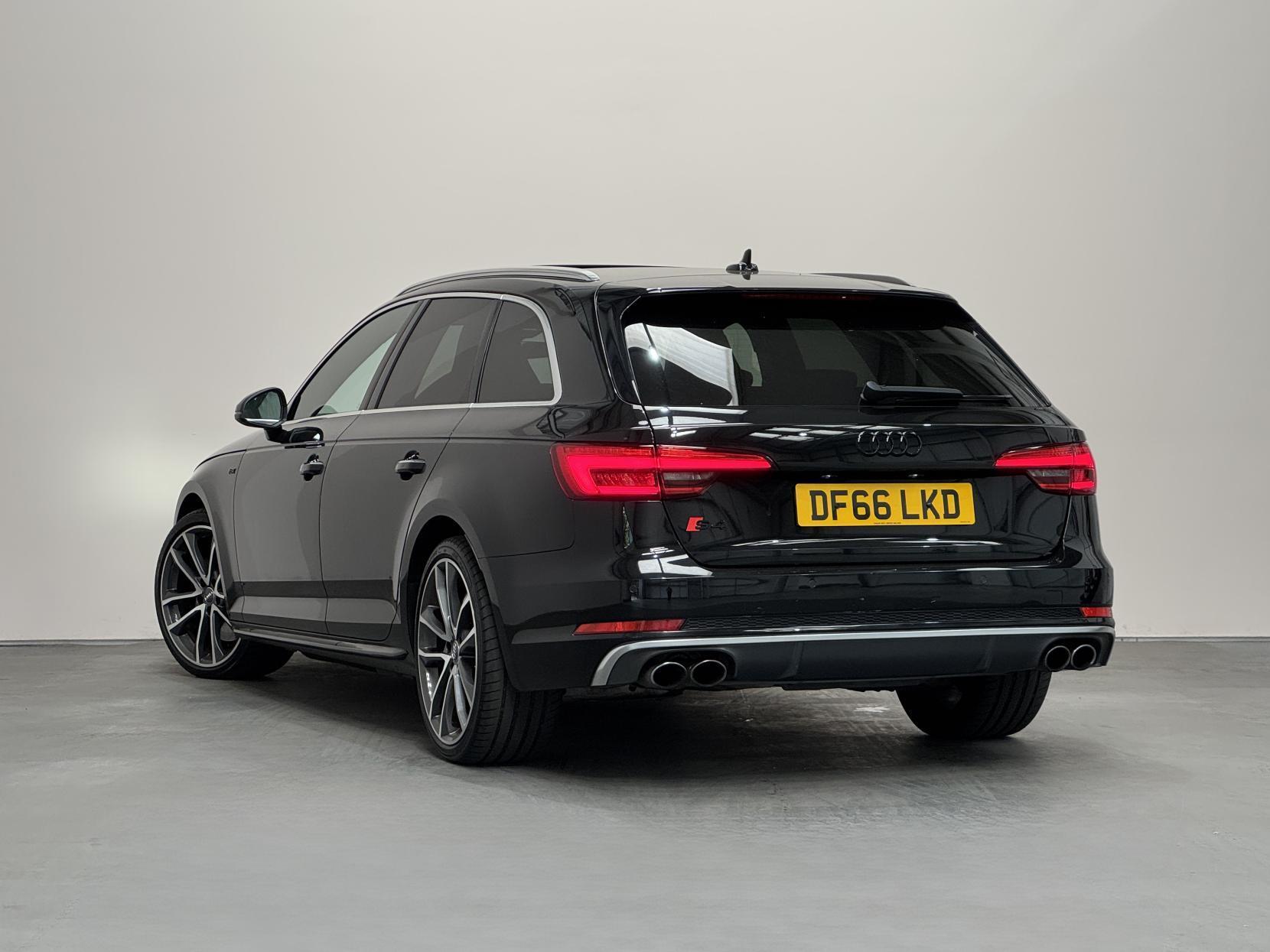 Audi S4 Avant view 10