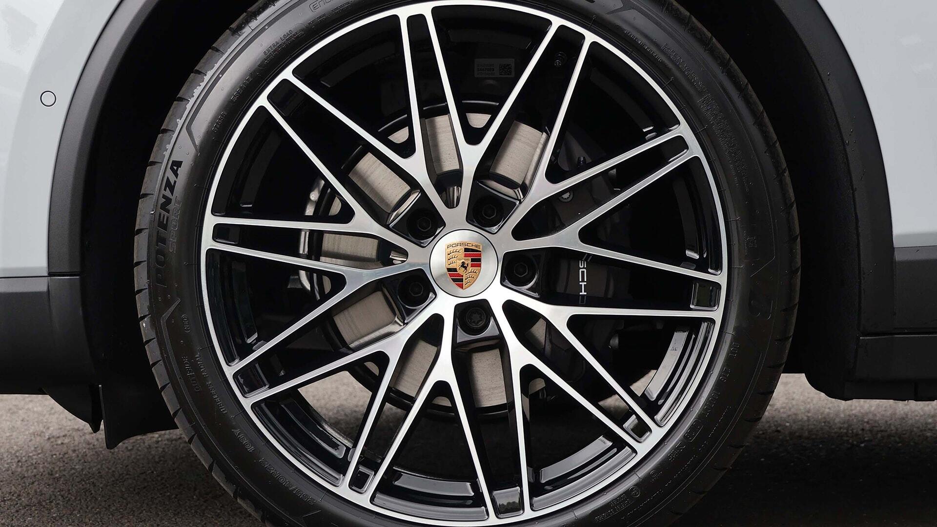 Porsche Macan view 4