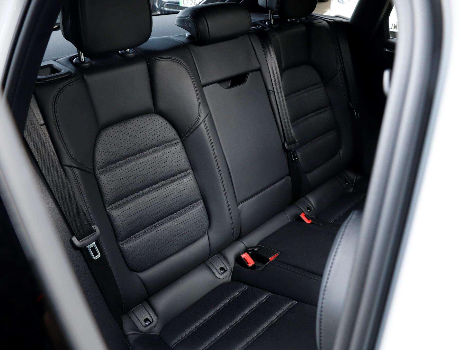 Porsche Macan view 28