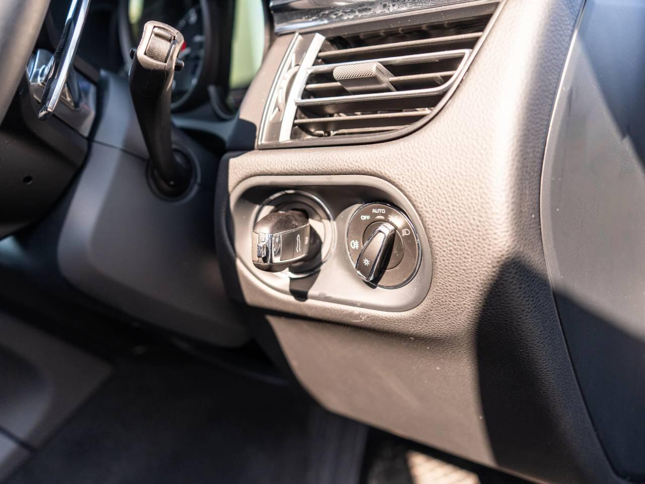 Porsche Macan view 25