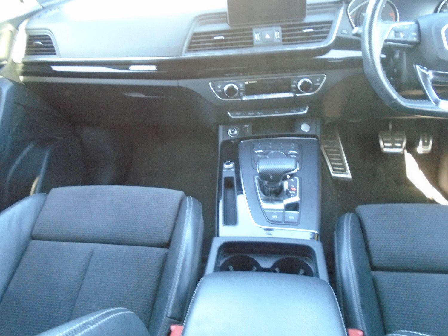 Audi Q5 view 10