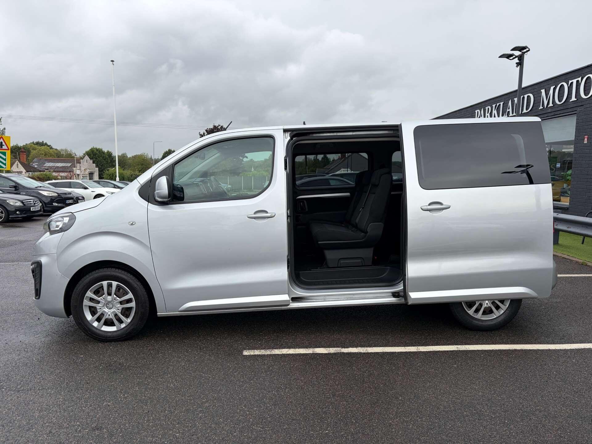 Peugeot Traveller view 19