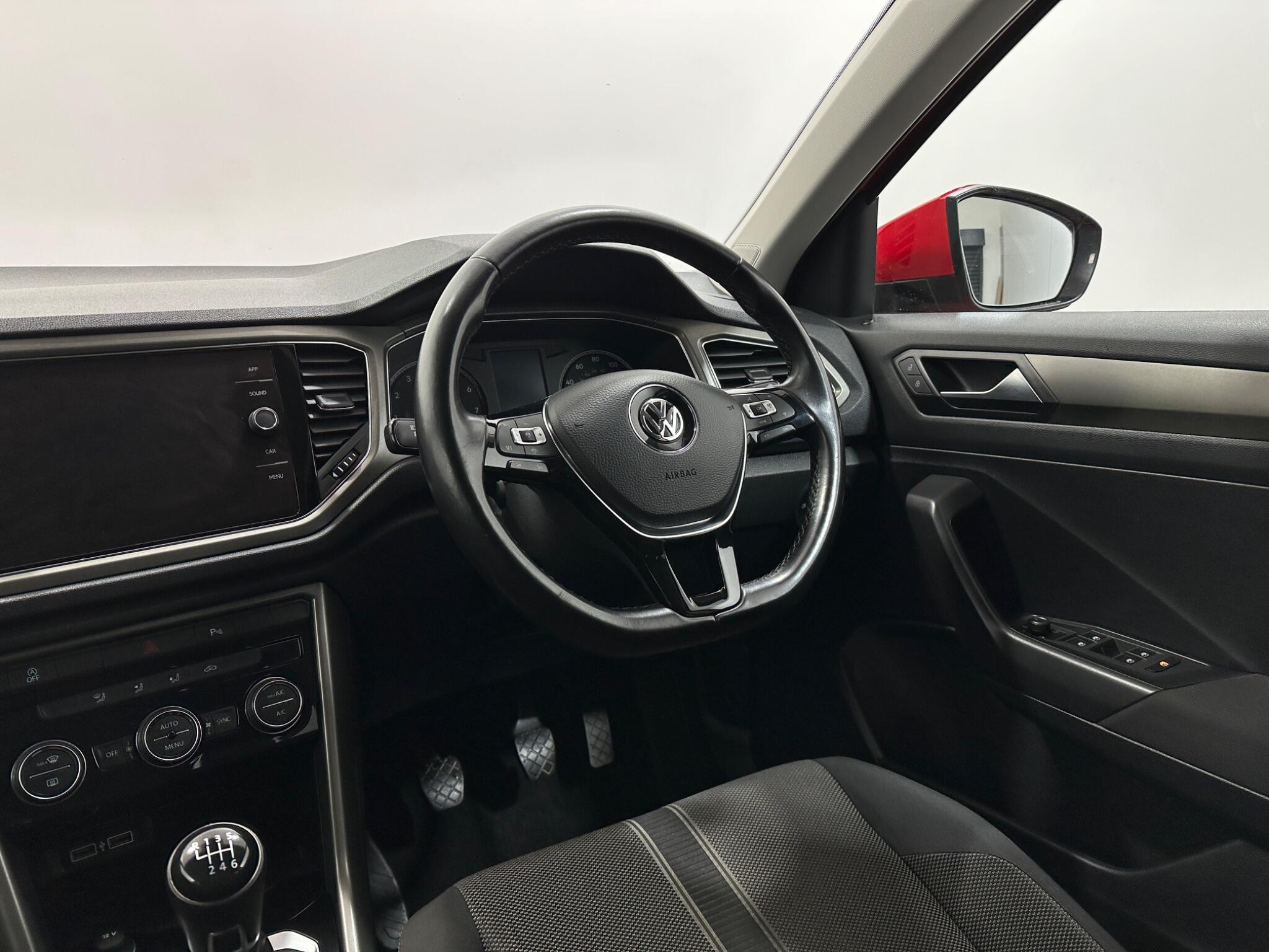 Volkswagen T-Roc view 11