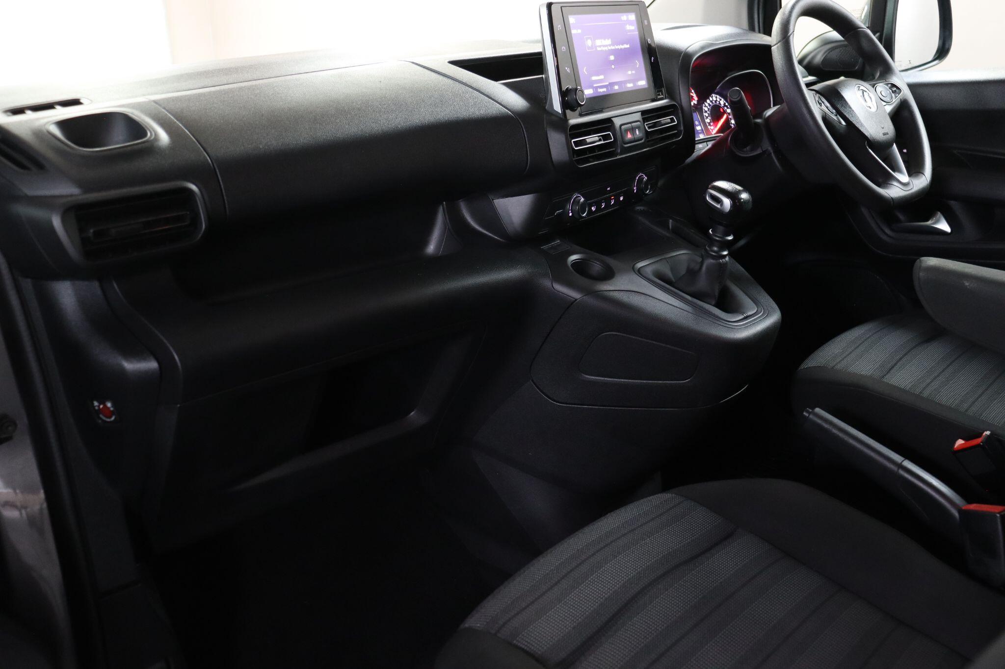Vauxhall Combo Life view 34