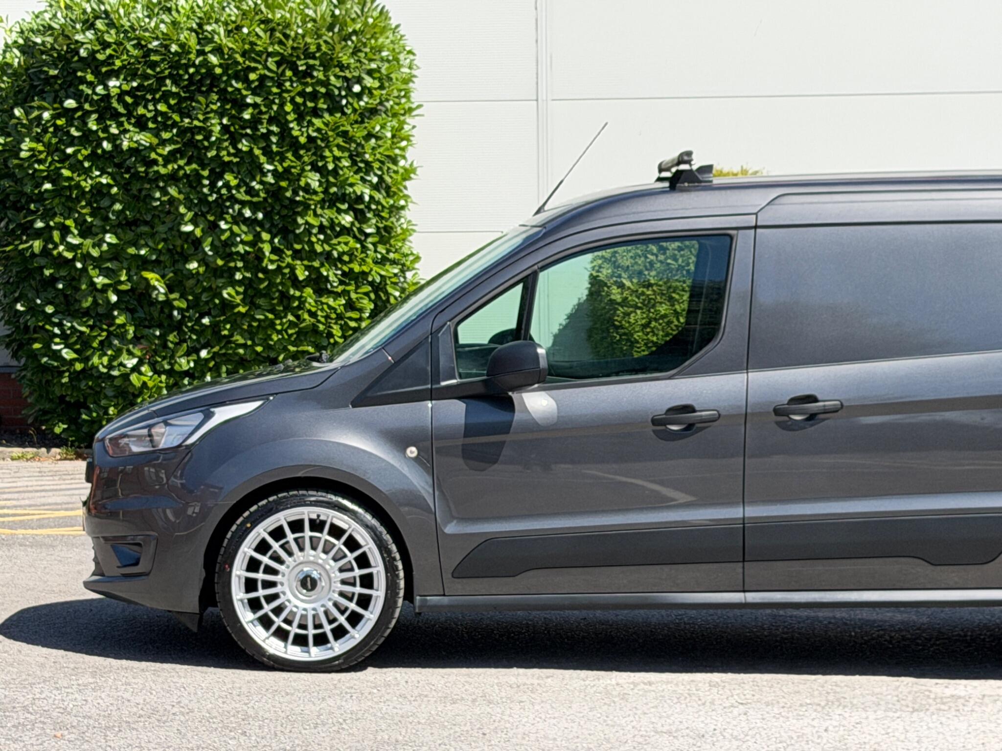 Ford Transit Connect view 31