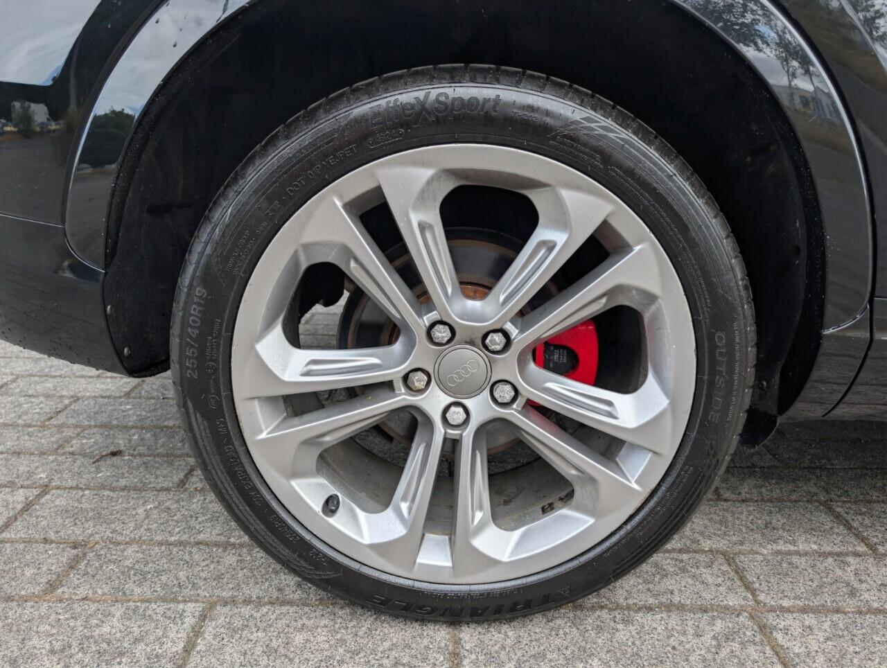 Audi Q3 view 12