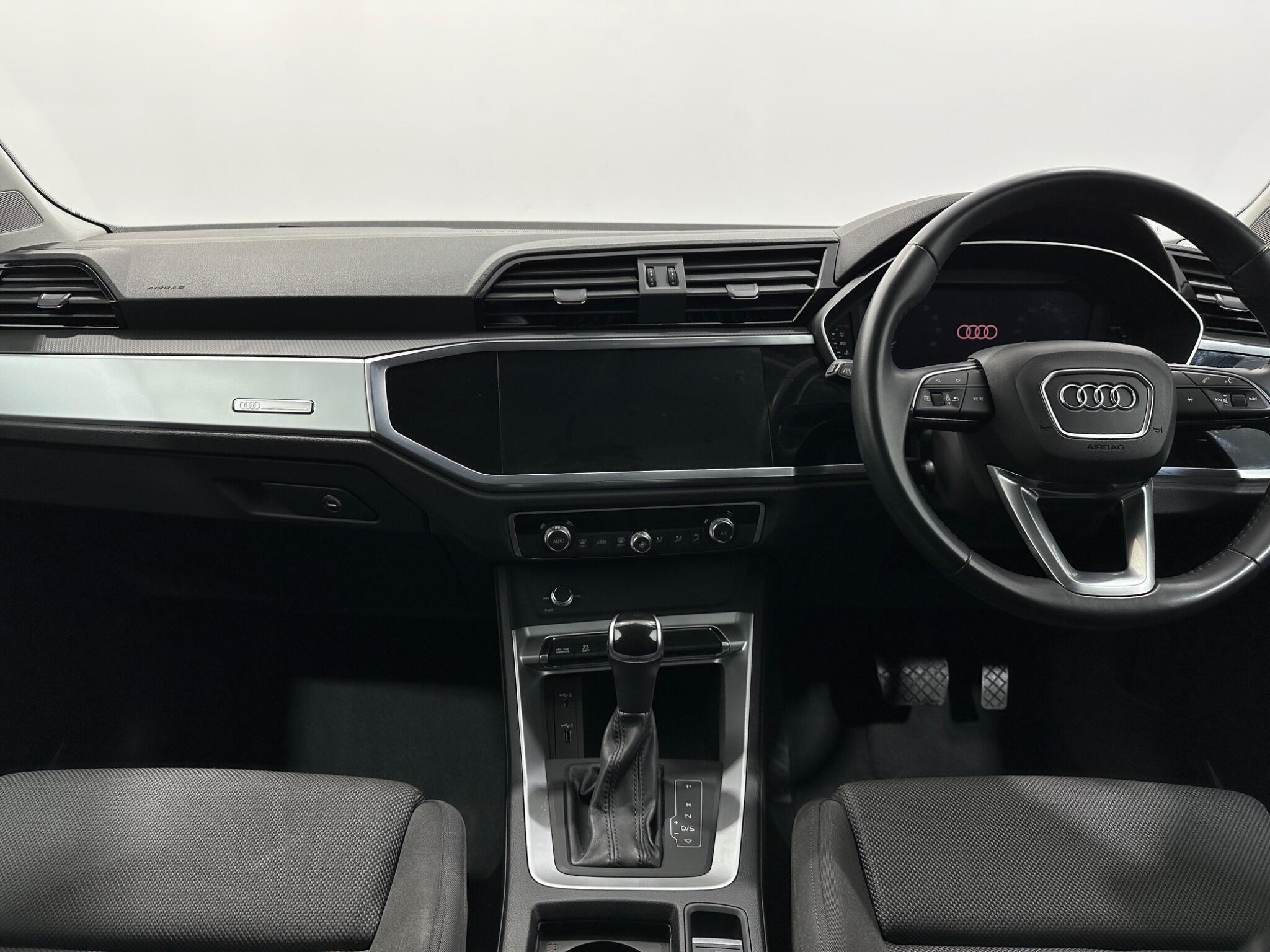 Audi Q3 view 20