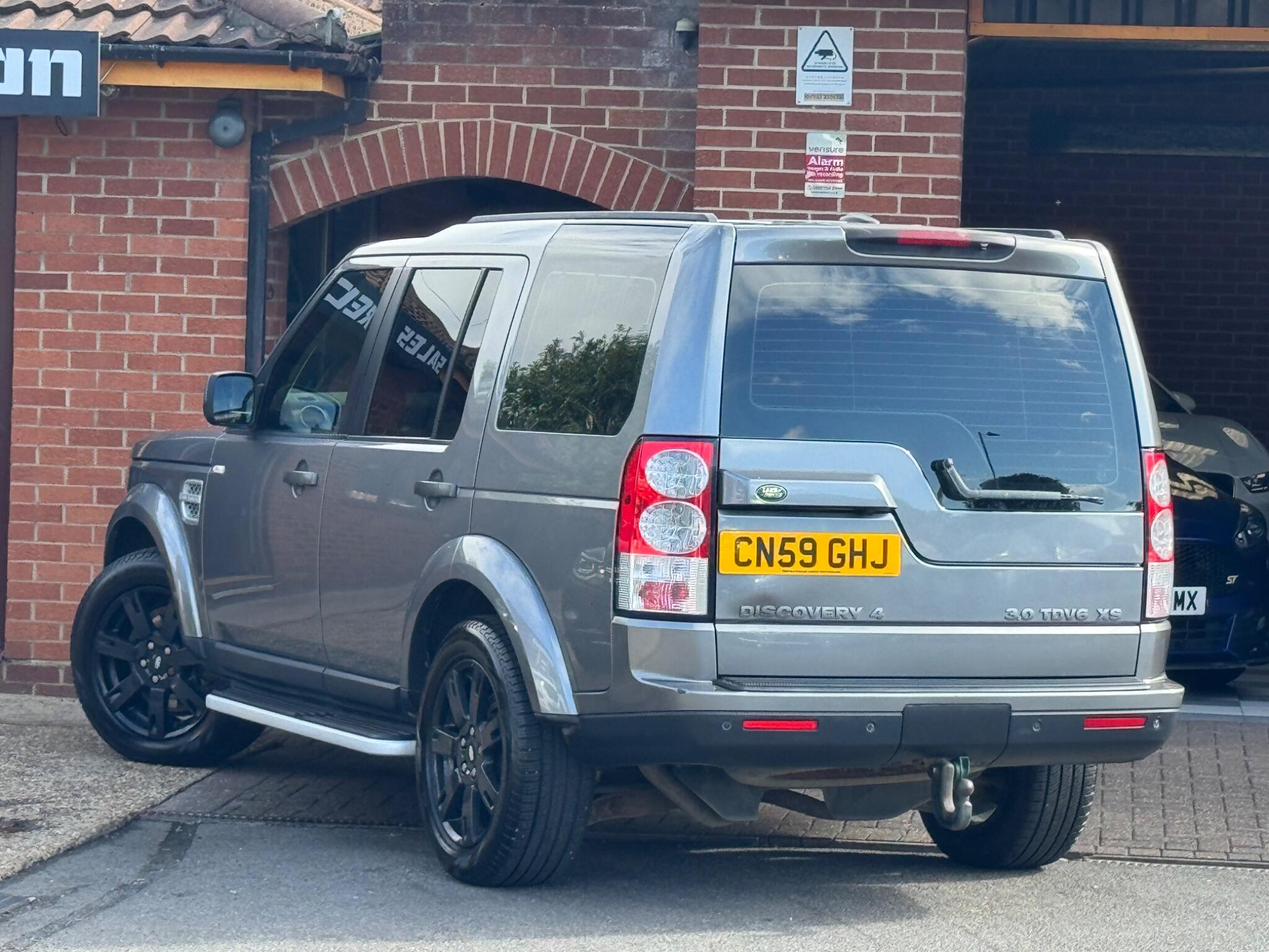 Land Rover Discovery 4 view 3