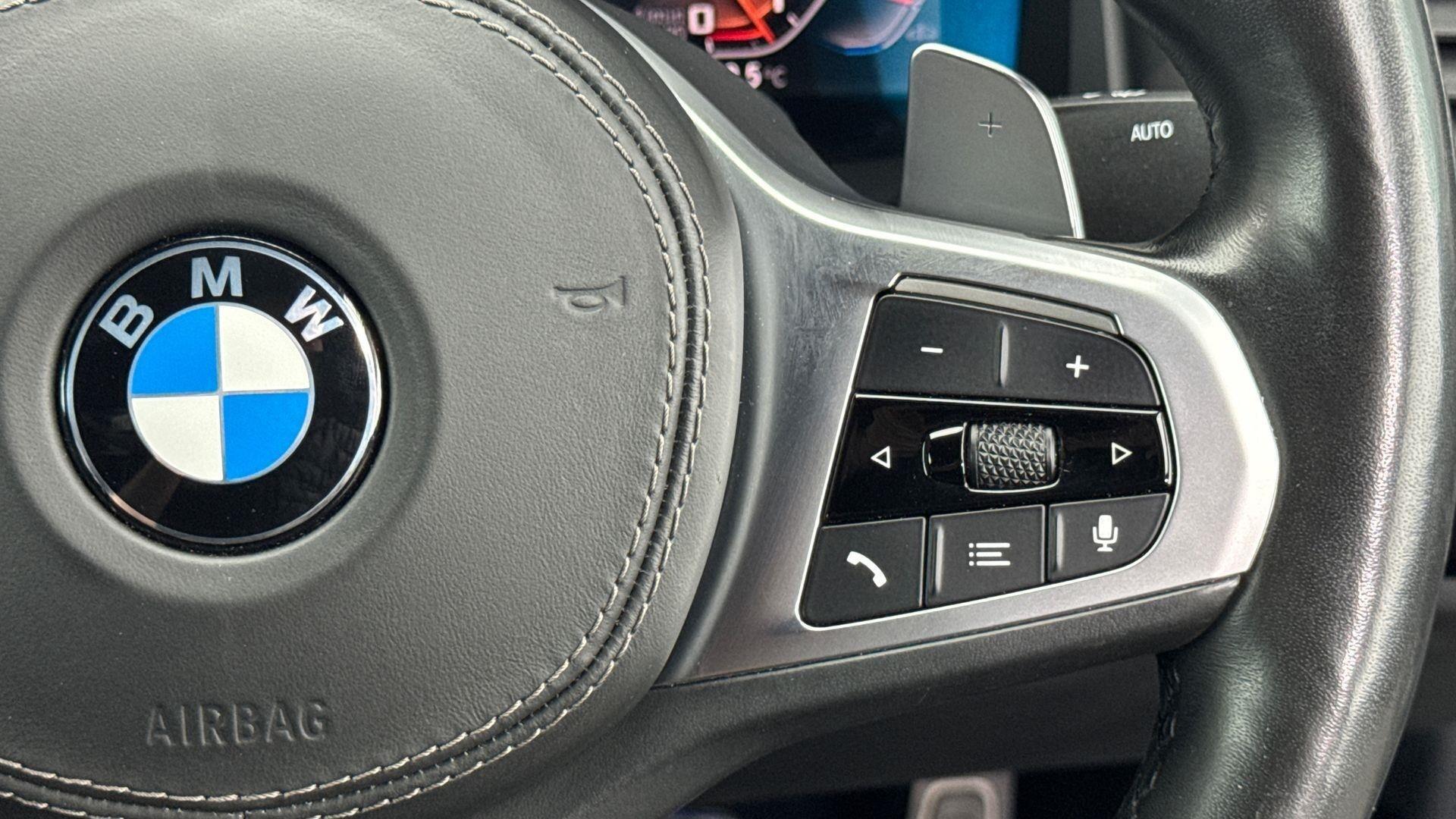 BMW 8 Series view 19